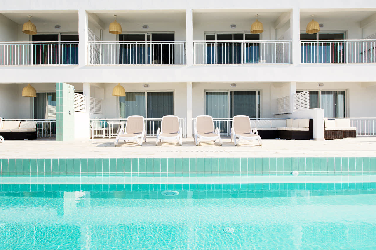 3-værelses lejlighed med terrasse og direkte adgang til privat, delt pool