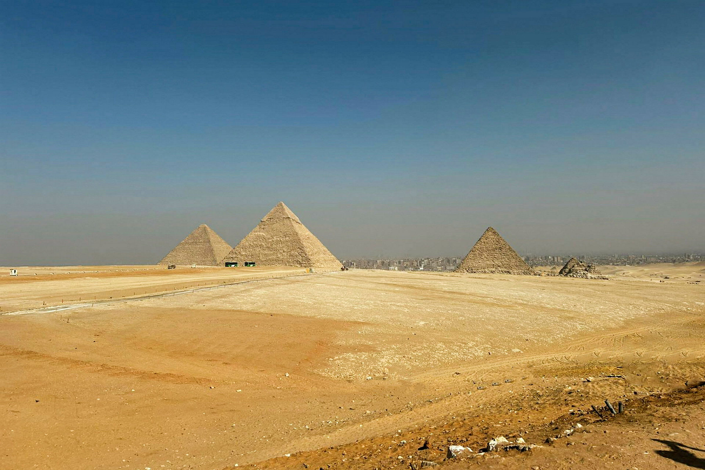 Billedet viser de store pyramider i Giza omgivet af ørkenlandskab. (AI-genereret tekst)
