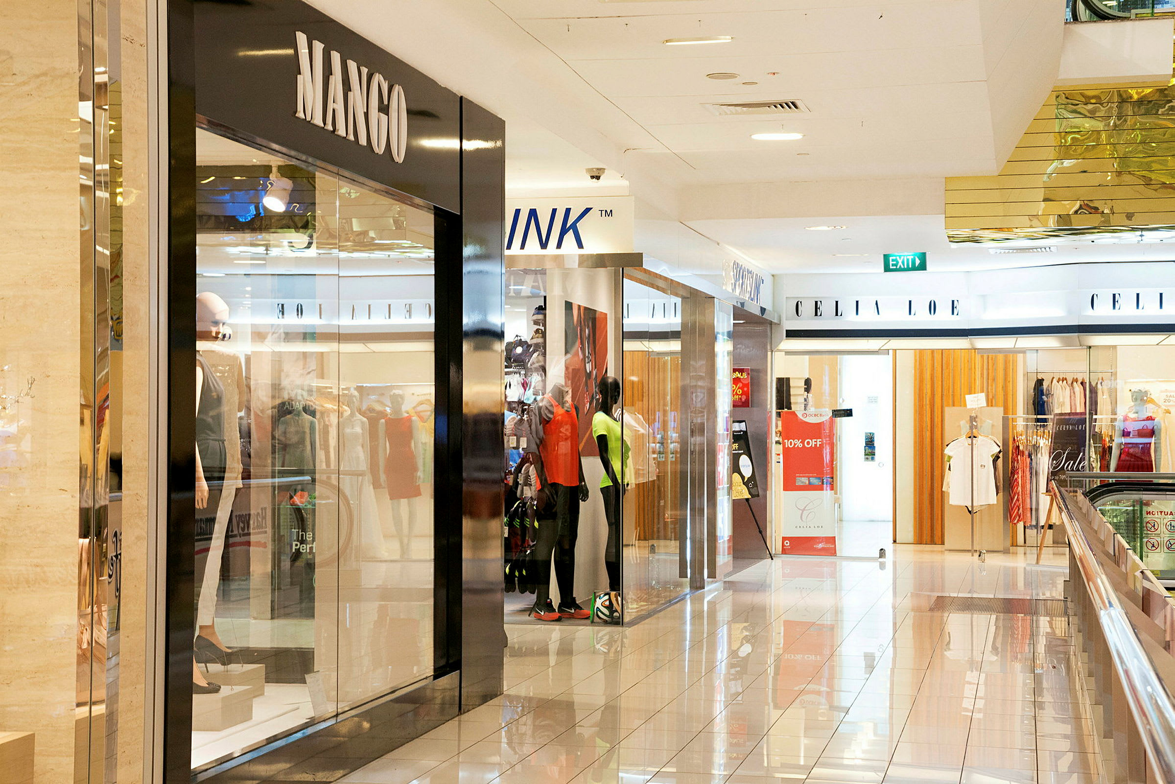 Et billede af et indkøbscenter med tøjbutikker og udstillingsvinduer. (AI-genereret tekst)
