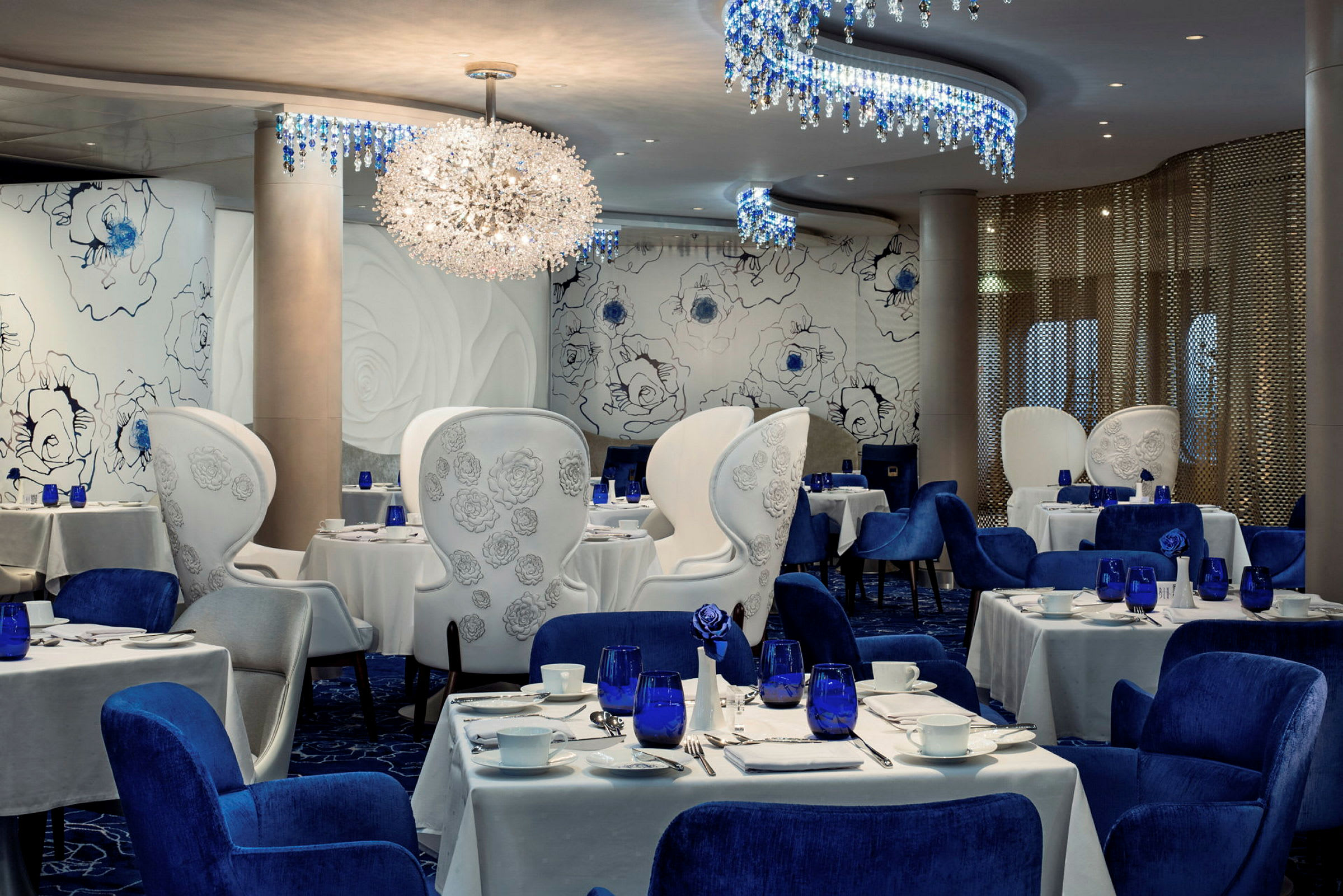 En elegant restaurant med blå stole og hvide duge. (AI-genereret tekst)