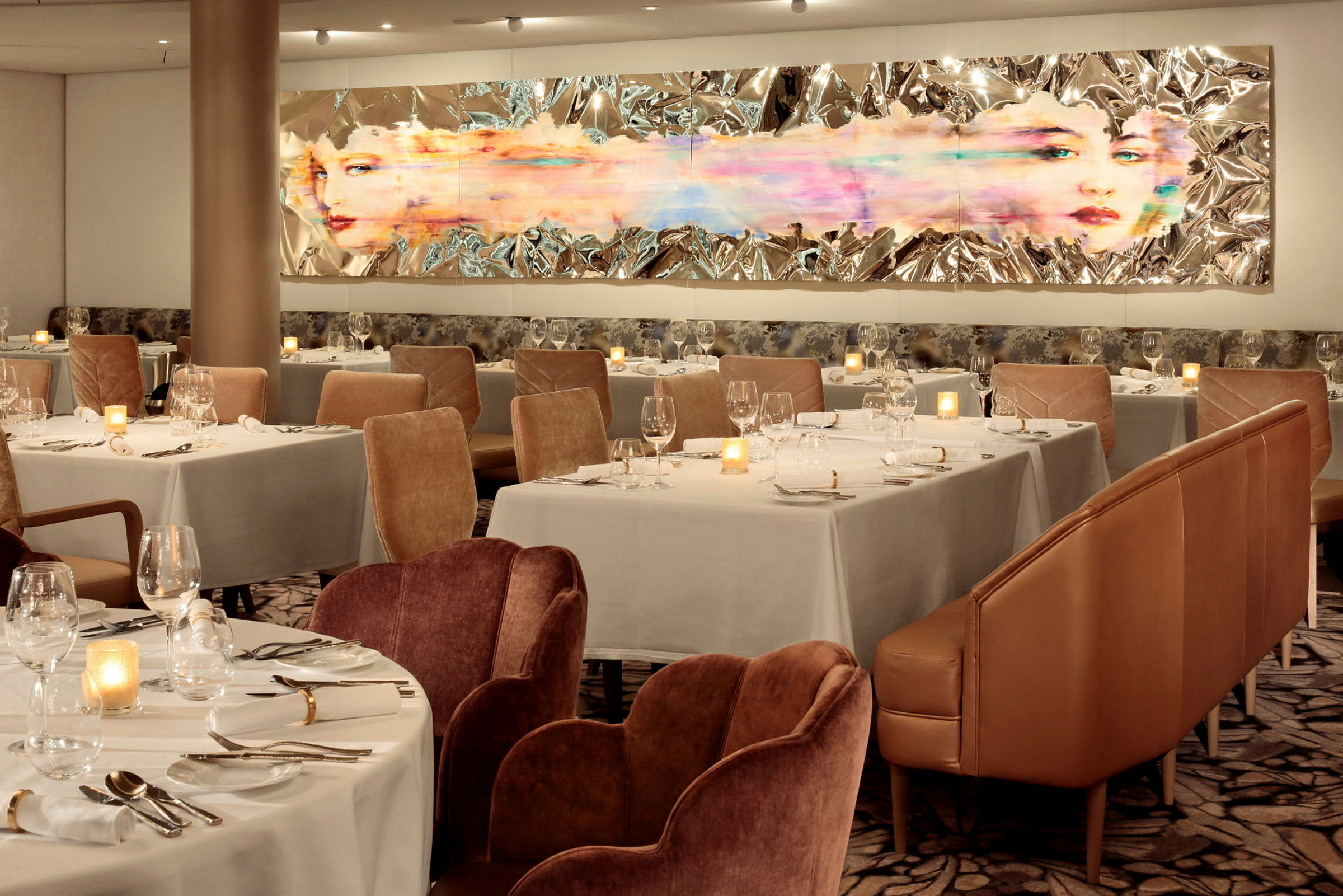 Elegant restaurant med dækkede borde, stolegrupper og moderne kunst på væggen. (AI-genereret tekst)