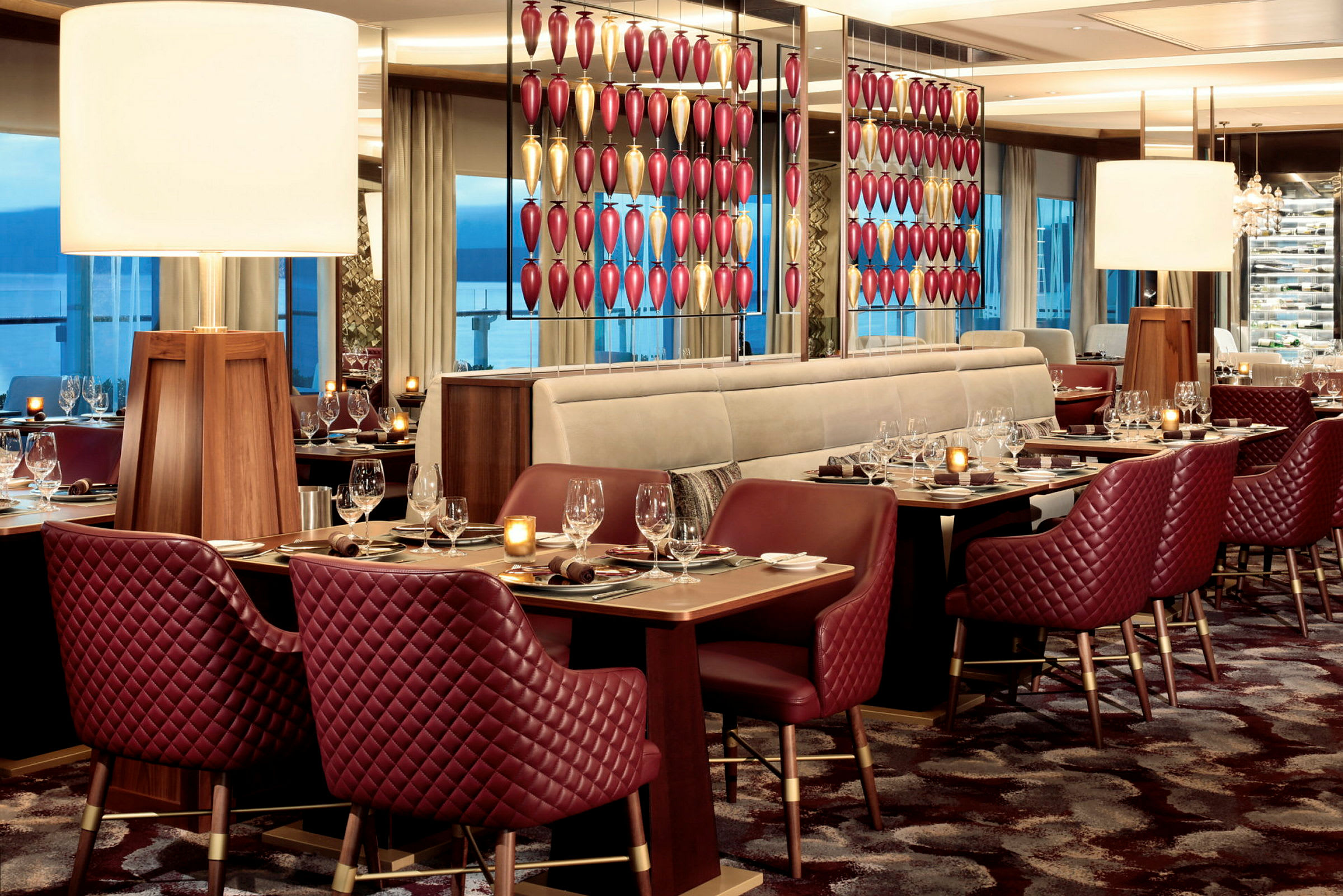 Elegant restaurant med vinrøde stole og dekorerede borde. (AI-genereret tekst)