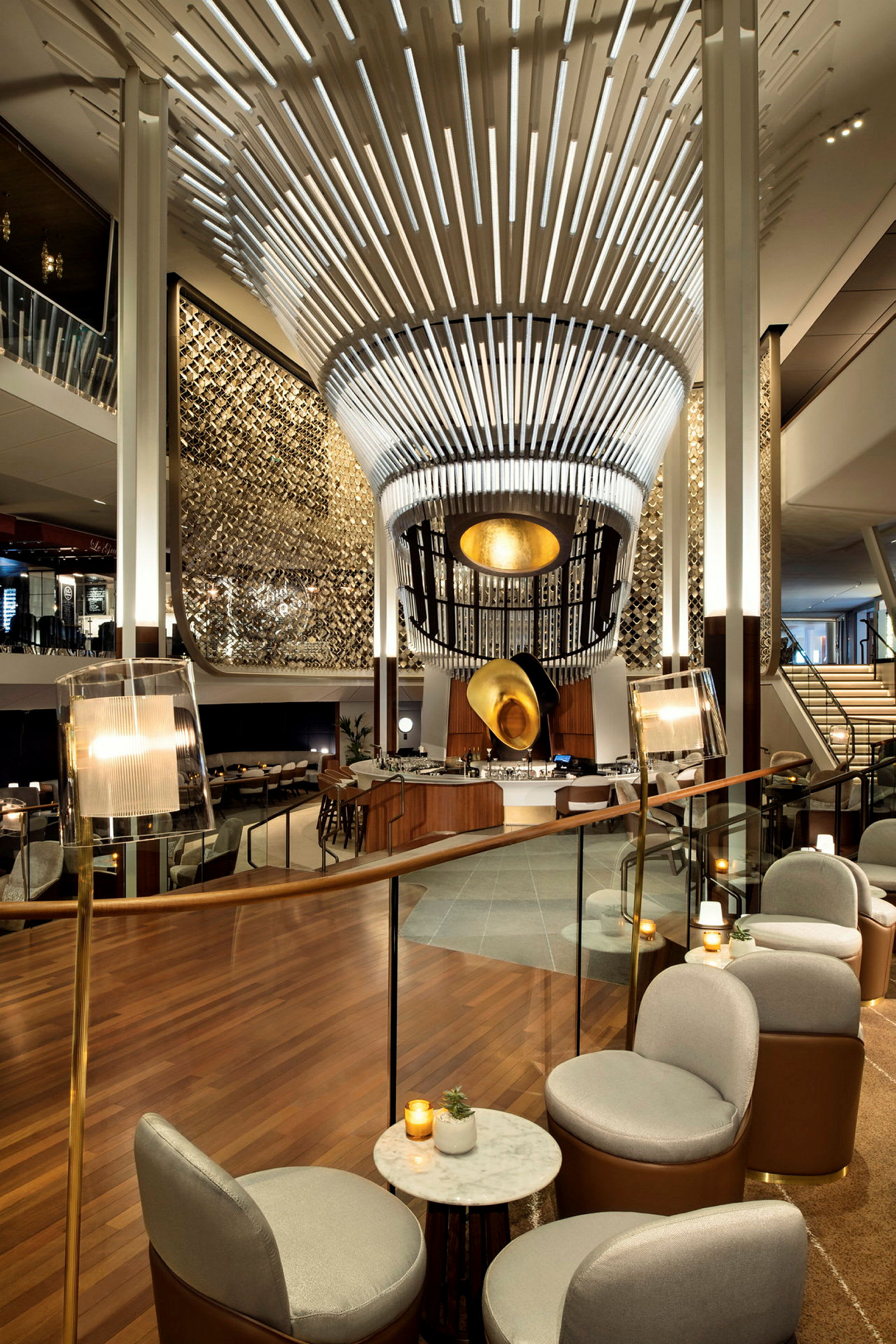 Hotellets lobby med moderne og elegant indretning, siddegrupper og dekorativ belysning. (AI-genereret tekst)