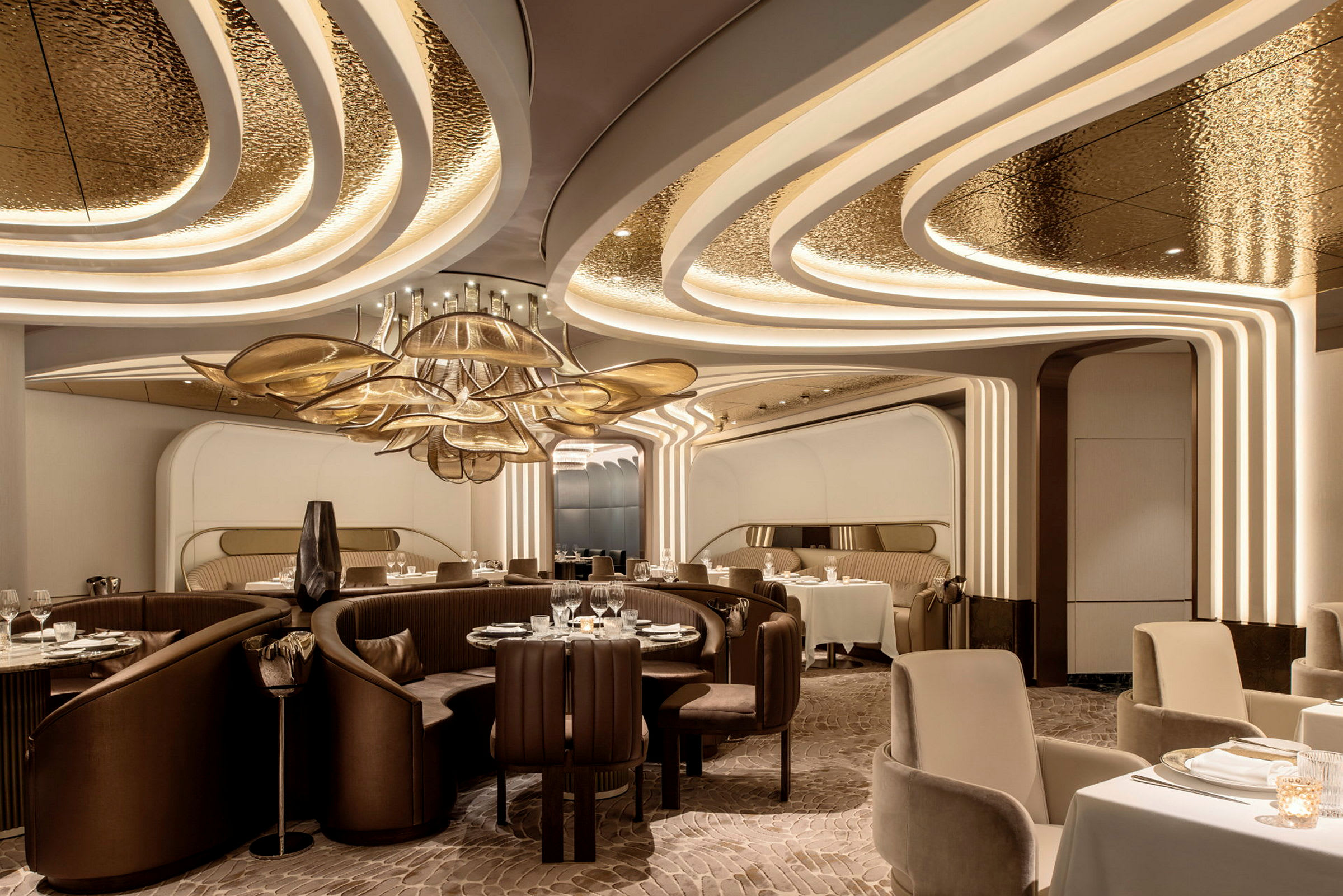 Interiør af en moderne og elegant restaurant med separate siddepladser og dekorative lofts- og lysdetaljer. (AI-genereret tekst)