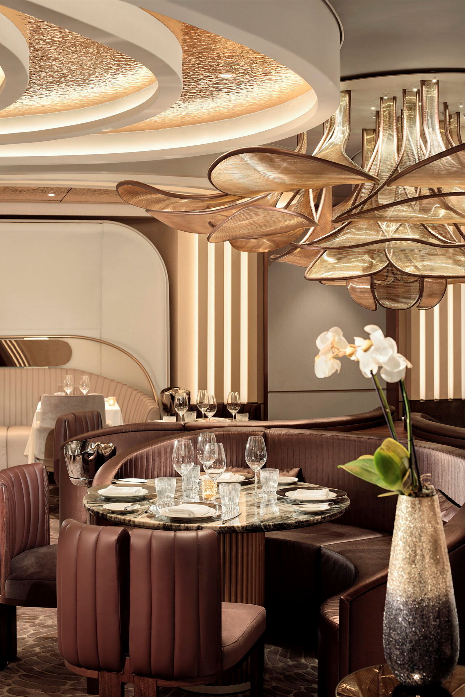 Restaurant med elegant indretning og borde dækket til gæster. (AI-genereret tekst)