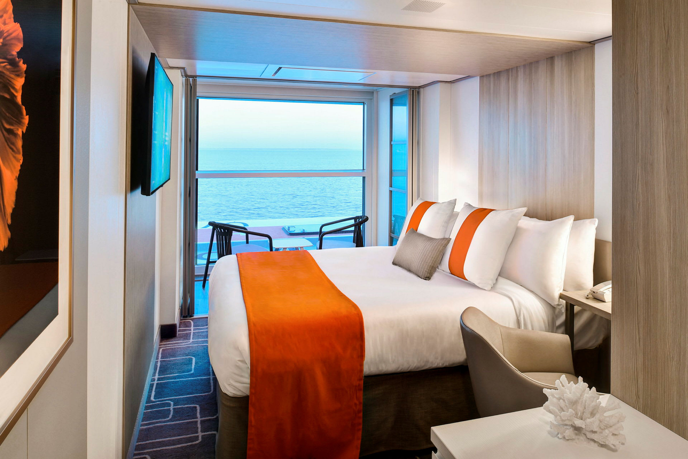 Hotelværelse med stor seng og udsigt over havet. (AI-genereret tekst)