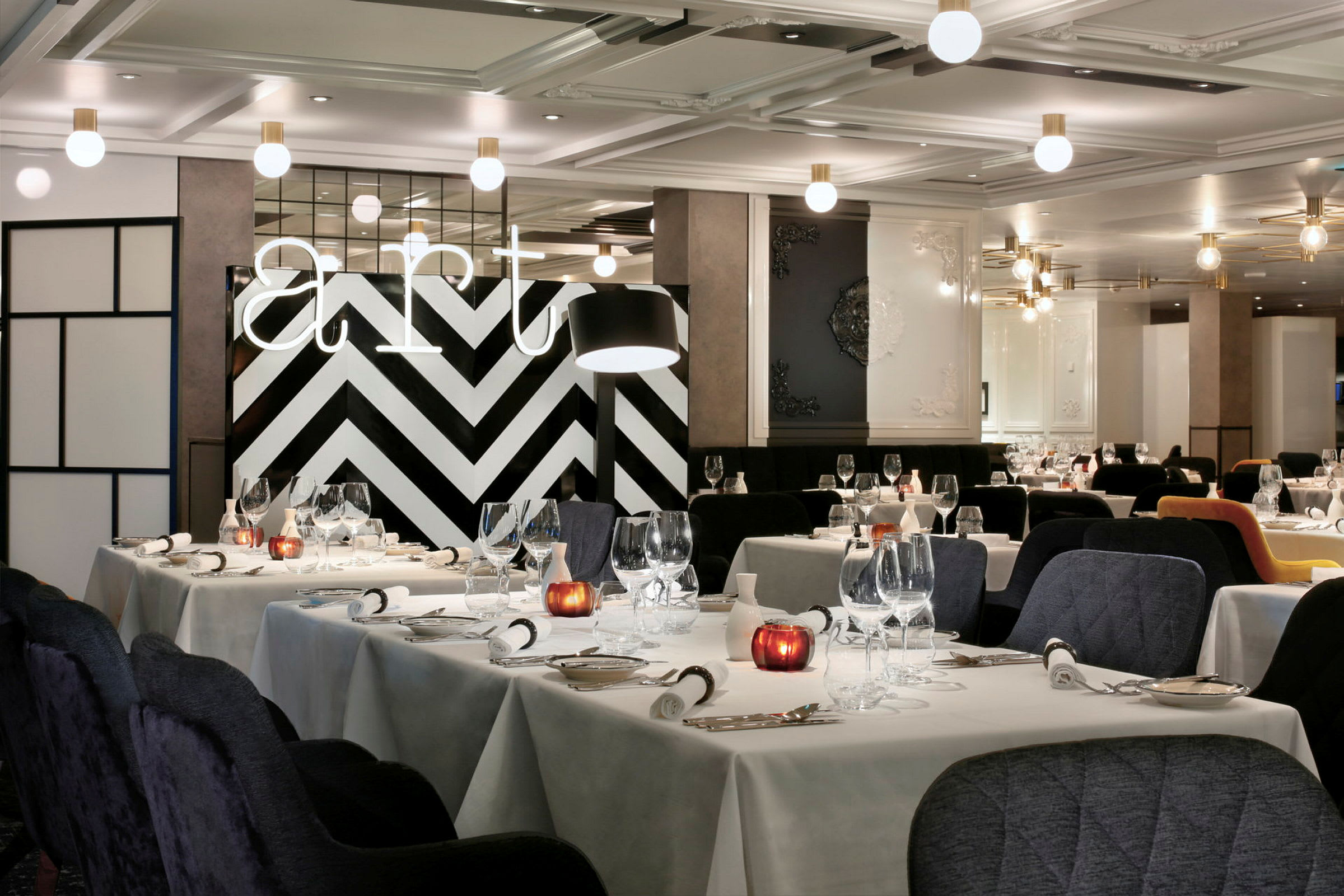 Restaurantinteriør med dækkede borde og moderne indretning. (AI-genereret tekst)