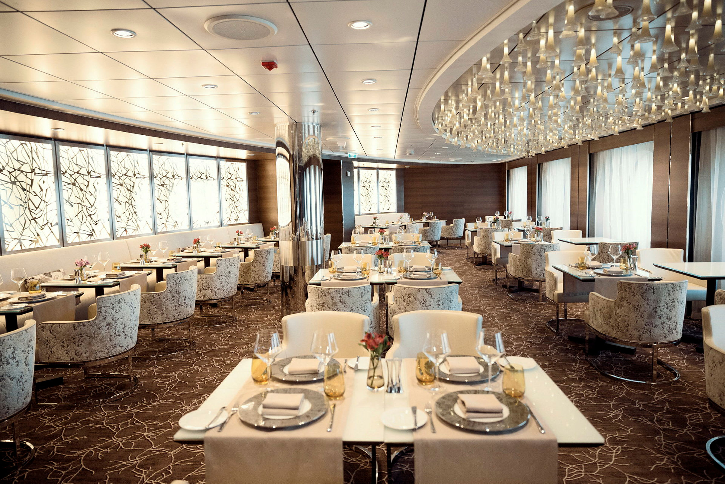 Elegant restaurant med dækkede borde og moderne belysning. (AI-genereret tekst)
