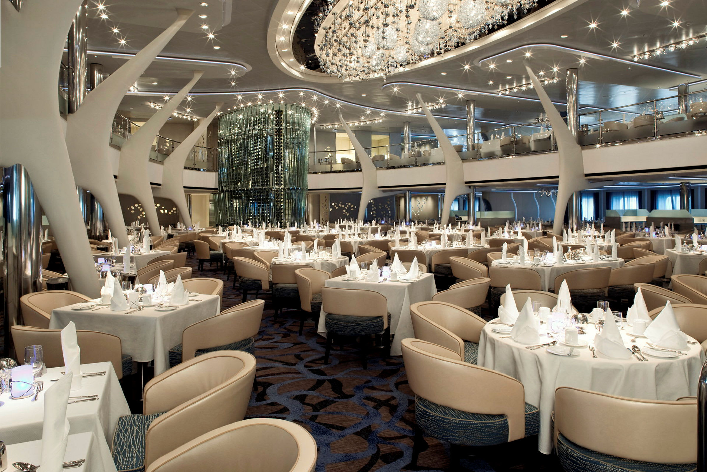 En elegant restaurant med siddepladser og dækkede borde. (AI-genereret tekst)