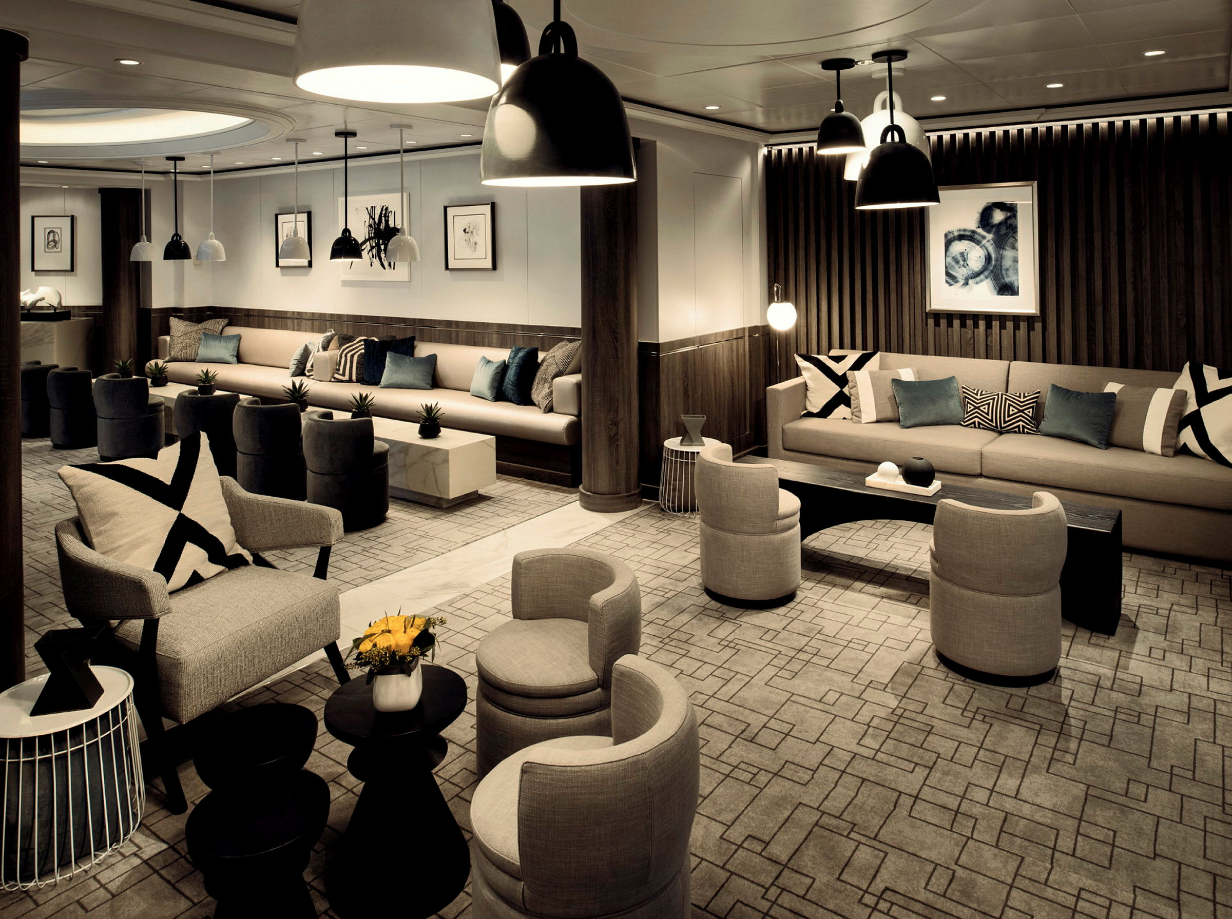 Elegant lounge med sofaer, lænestole og borde. (AI-genereret tekst)