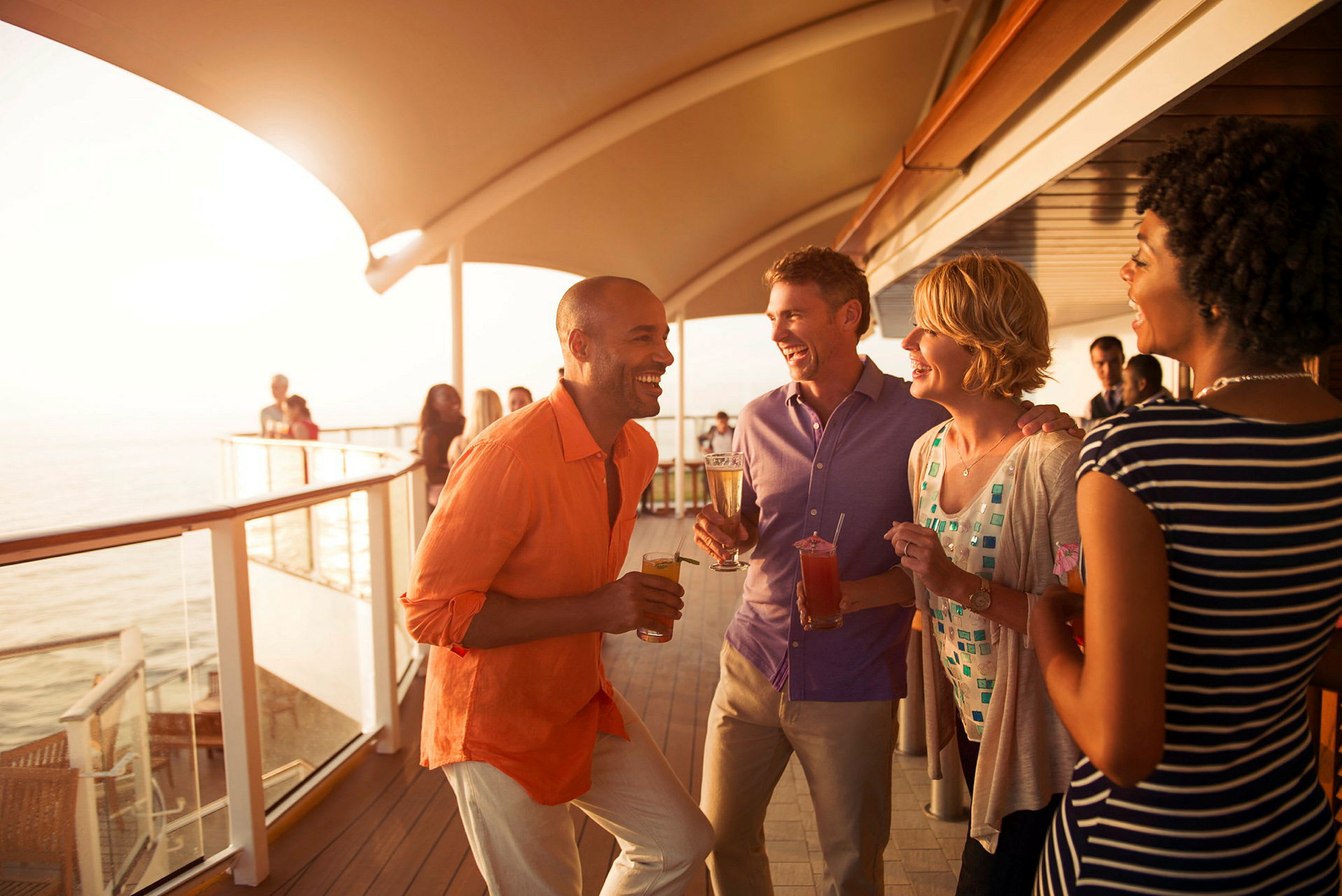 Personer, der nyder drinks på en solrig terrasse. (AI-genereret tekst)