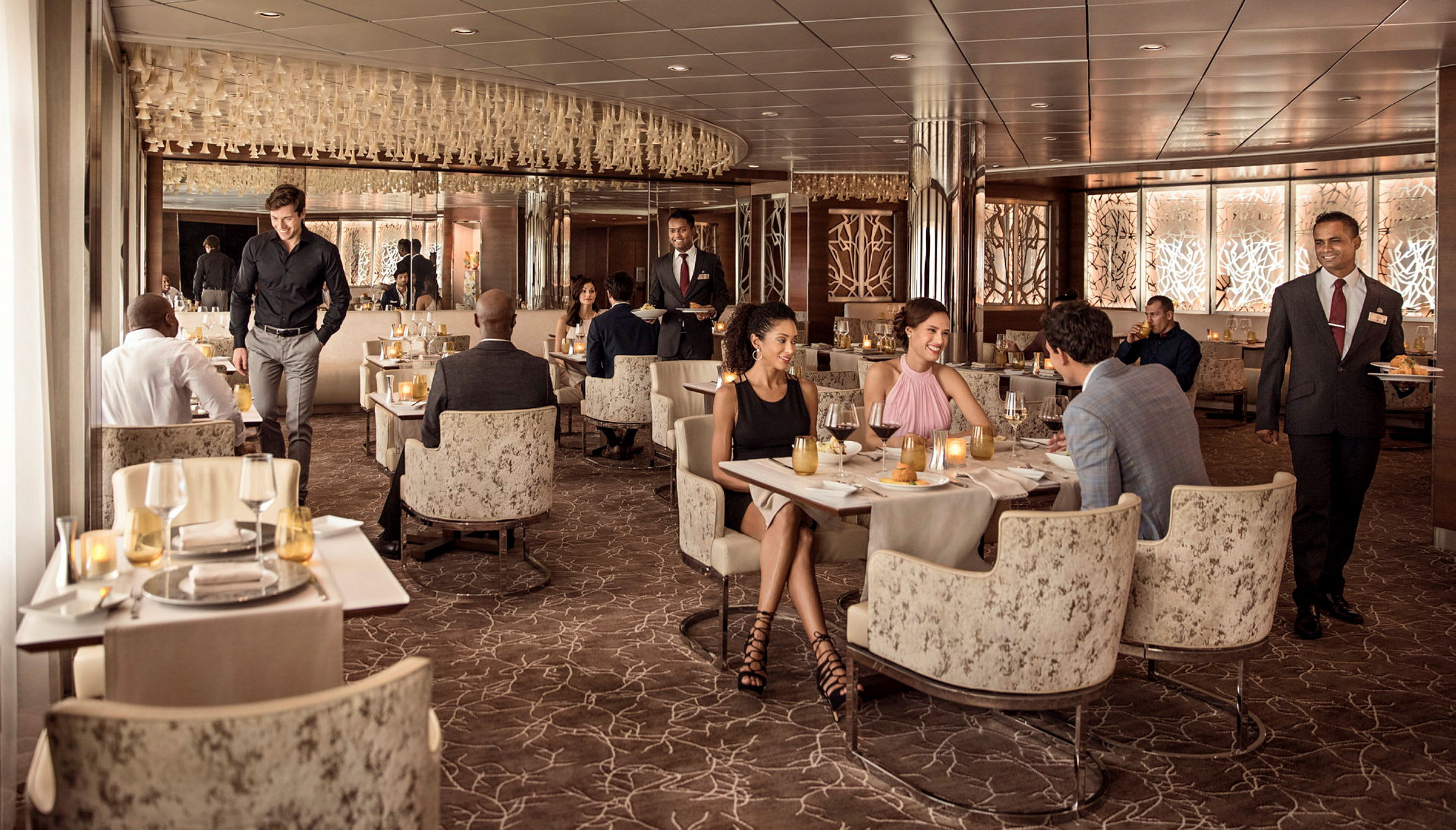 En elegant restaurant med gæster ved bordene og tjenere, der serverer. (AI-genereret tekst)