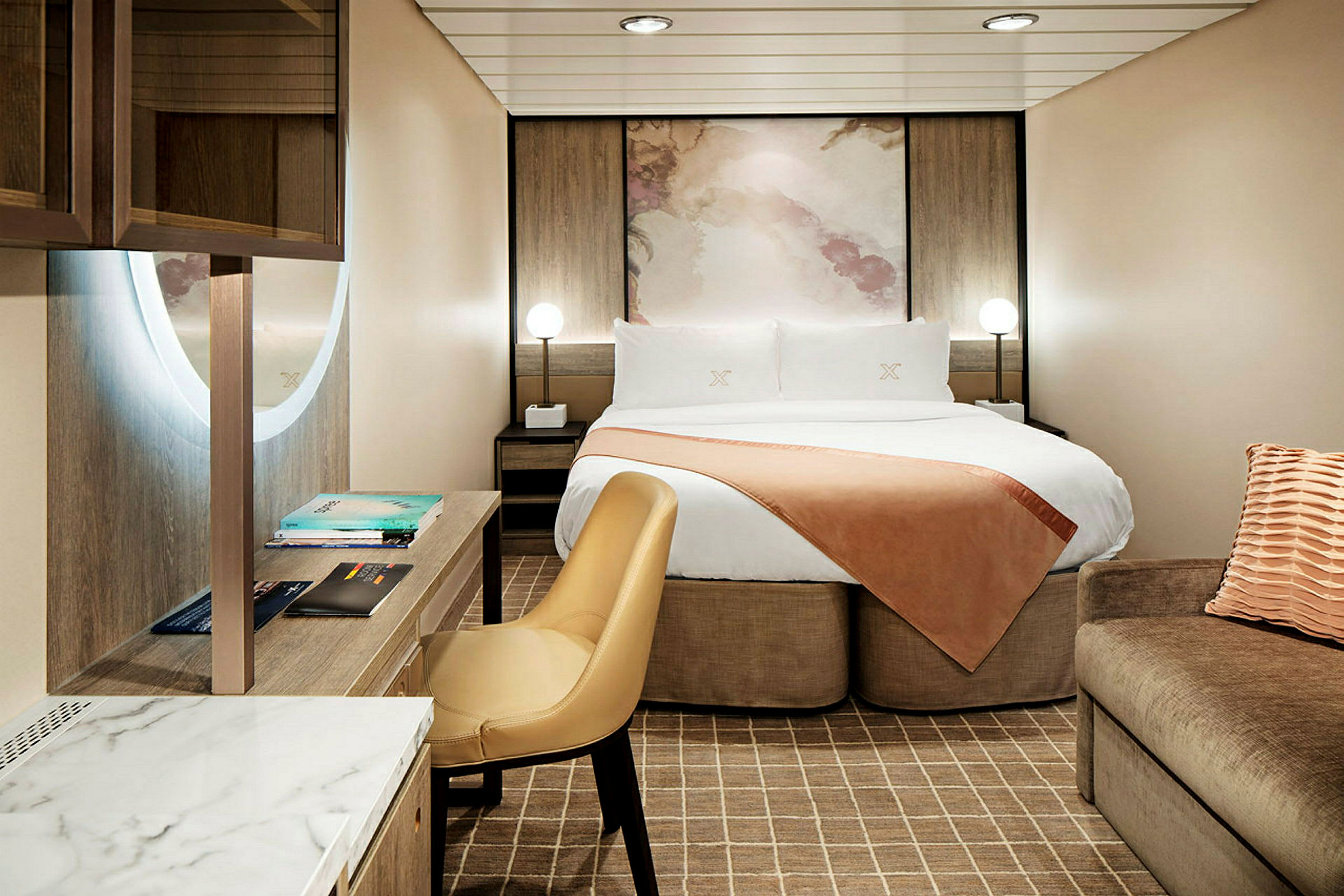 Moderne indrettet hotelværelse med dobbeltseng, skrivebord og sofa. (AI-genereret tekst)
