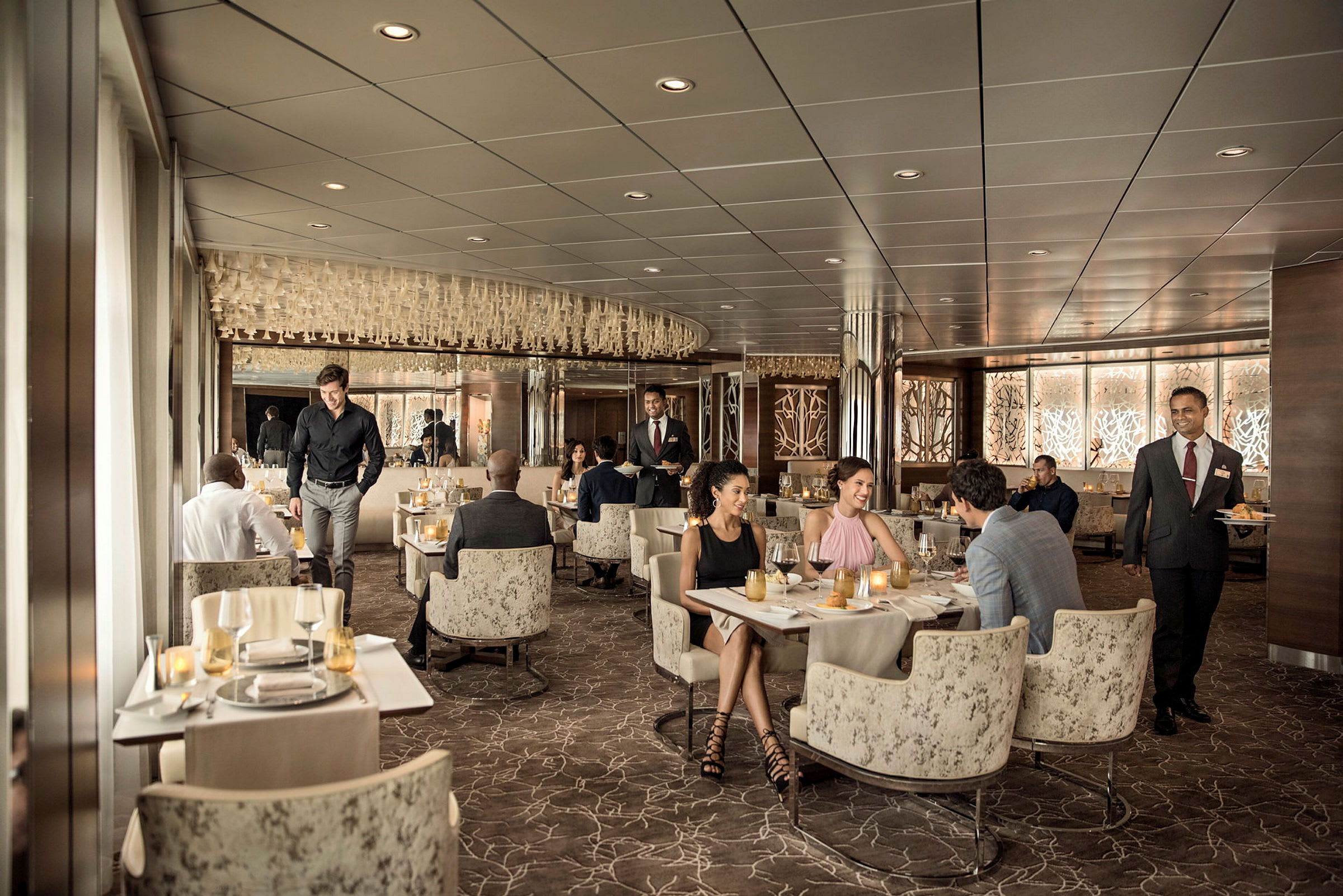 En elegant restaurant med gæster, der sidder ved borde, polstrede stole og tjenere, der serverer. (AI-genereret tekst)