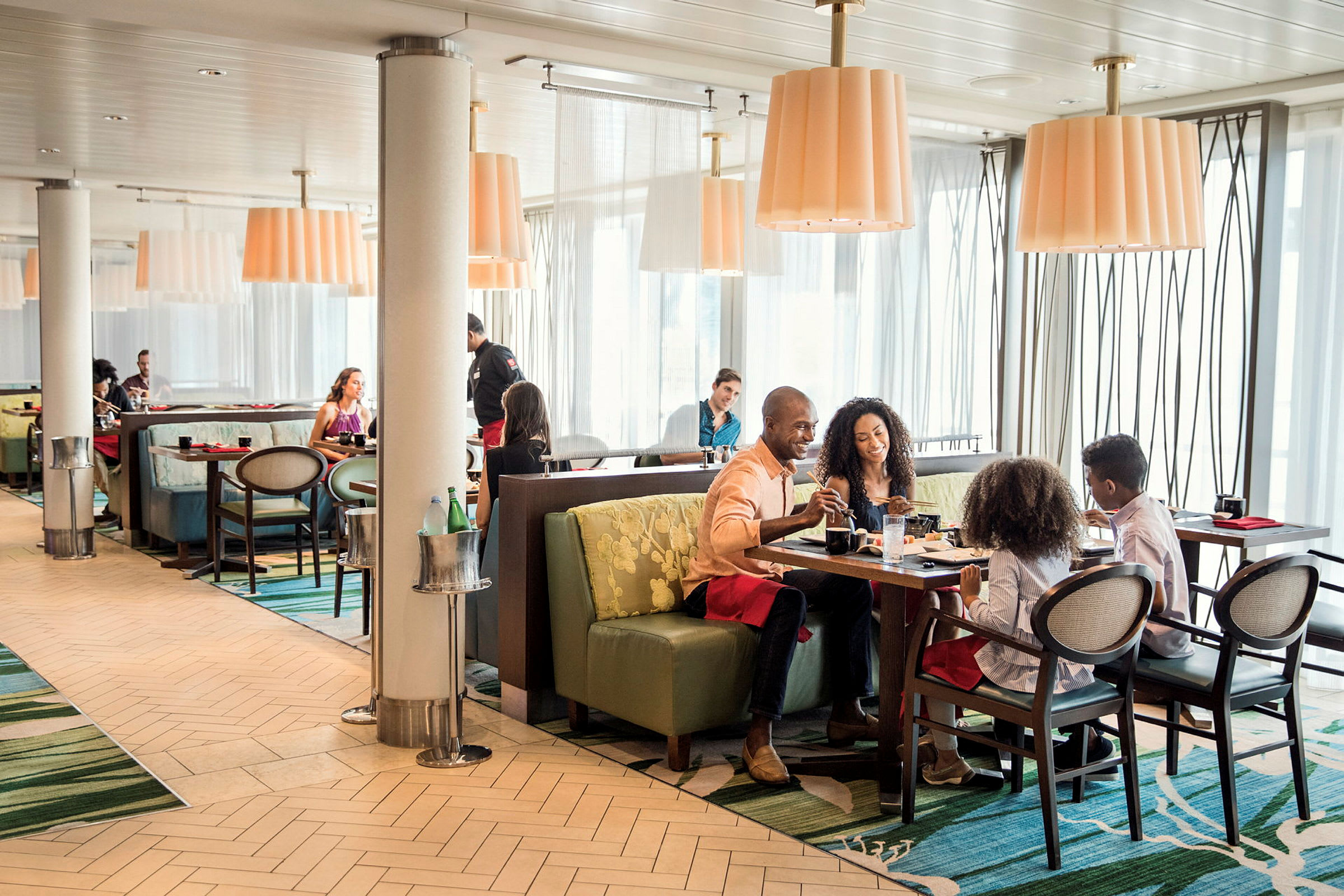 En familie sidder ved et bord og spiser på en restaurant. (AI-genereret tekst)