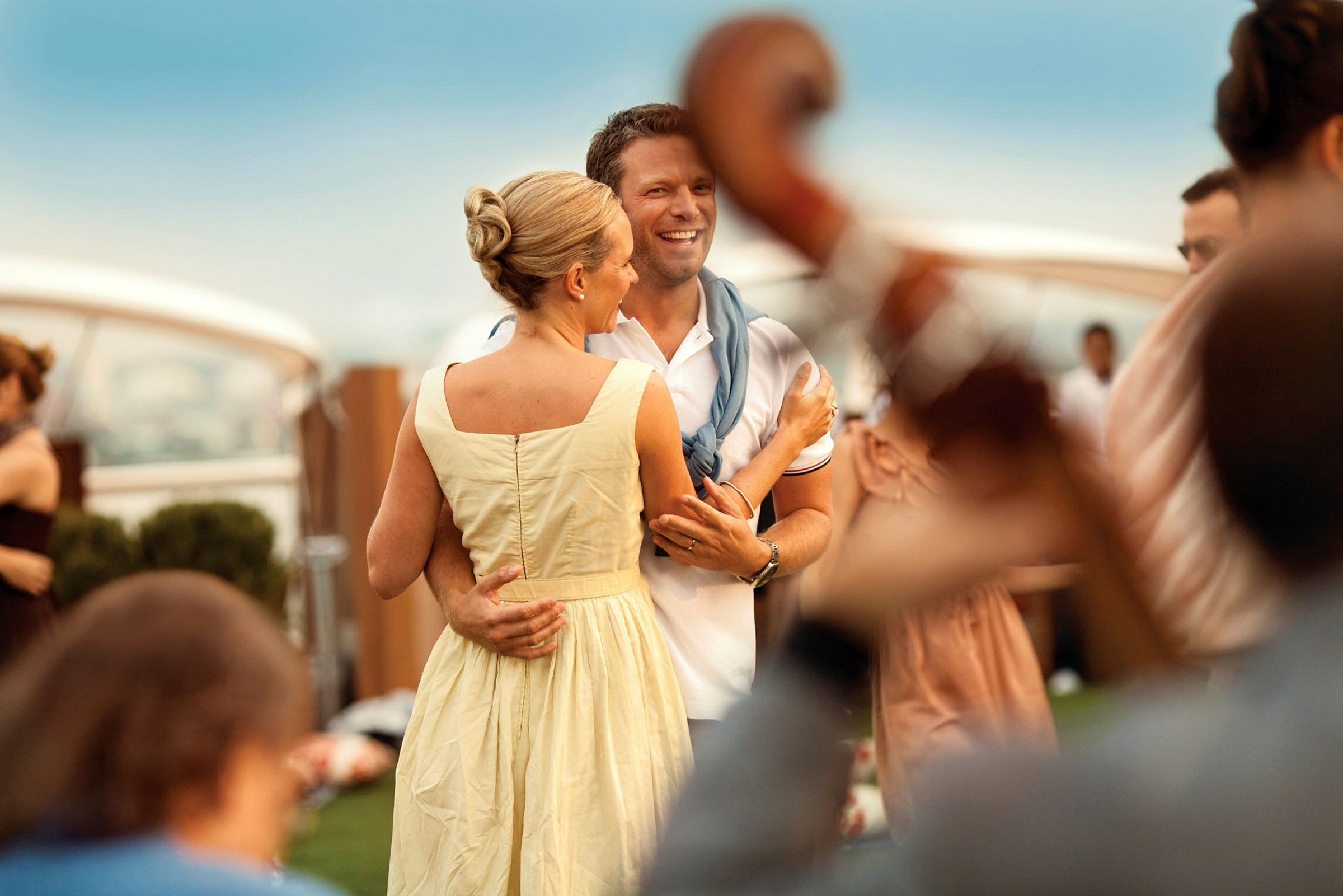 To personer danser til en fest på plænen med musikere i forgrunden. (AI-genereret tekst)