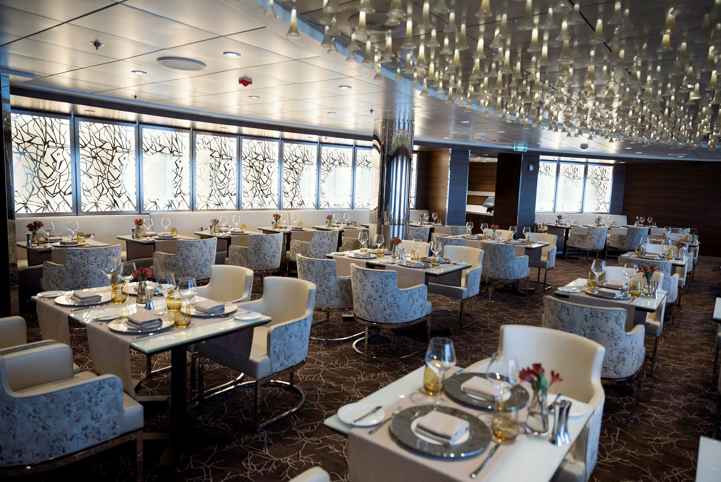 En moderne restaurant med elegant interiør, opdækkede borde og komfortable stole. (AI-genereret tekst)