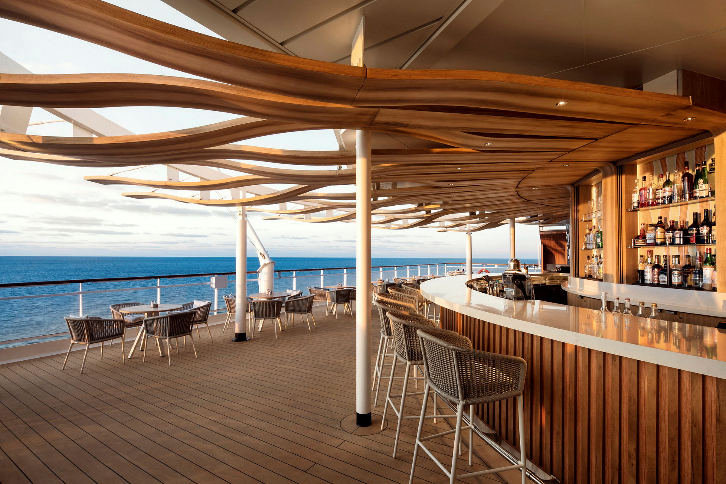 Udendørs bar med siddepladser og udsigt over havet. (AI-genereret tekst)
