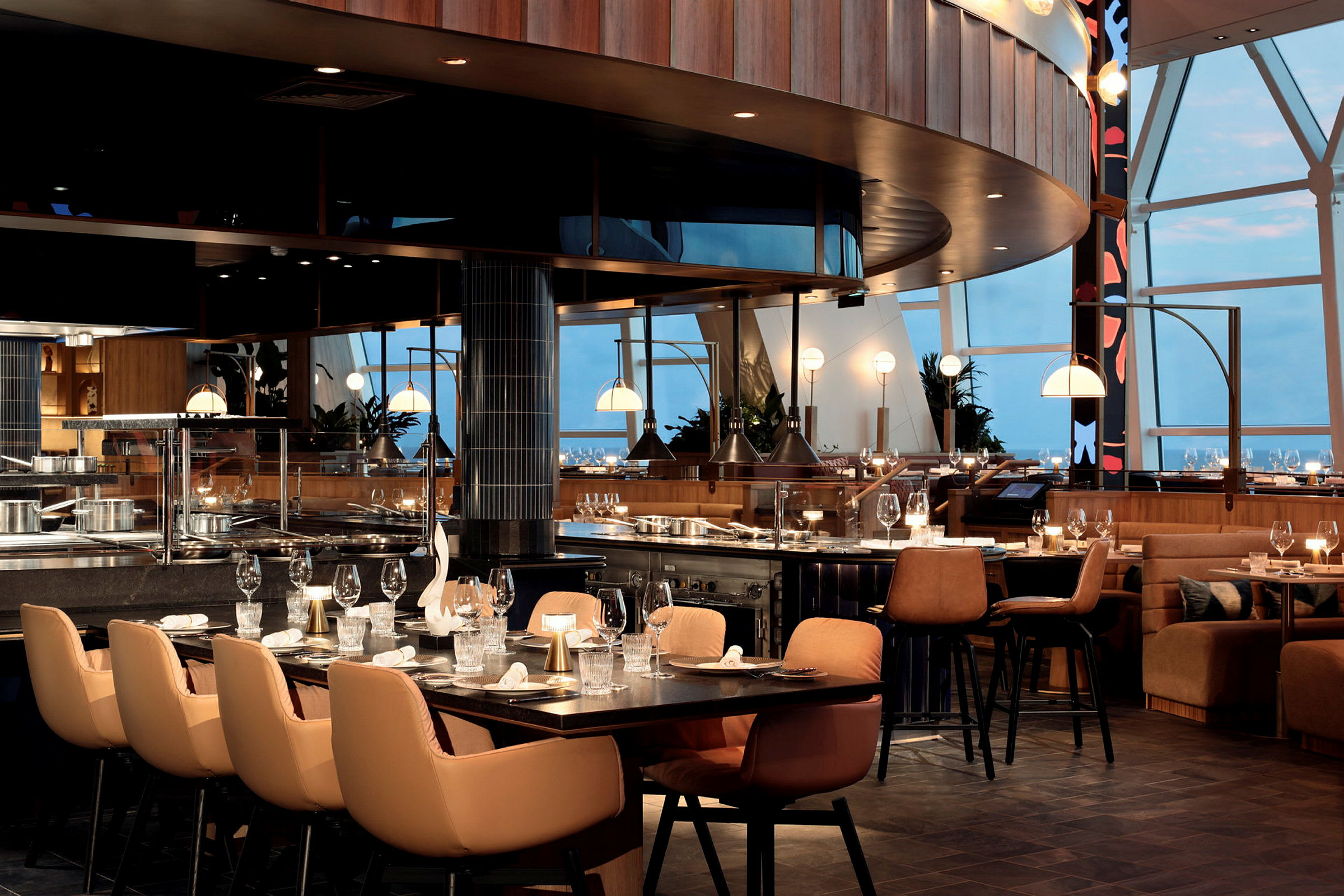 En elegant restaurantindretning med opdækkede borde, komfortable stole og moderne belysning. (AI-genereret tekst)