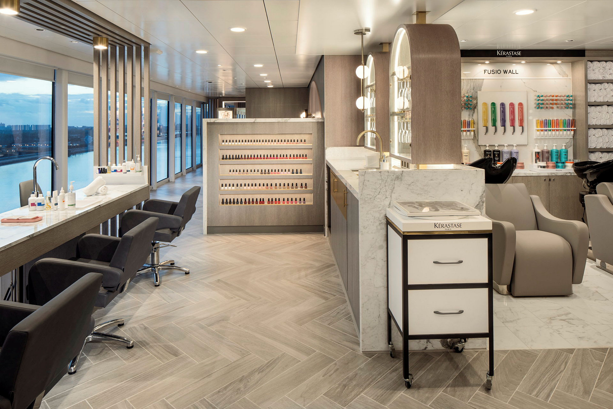Billede af en lys og moderne skønhedssalon med arbejdsstationer, stole og produkter præsenteret. (AI-genereret tekst)