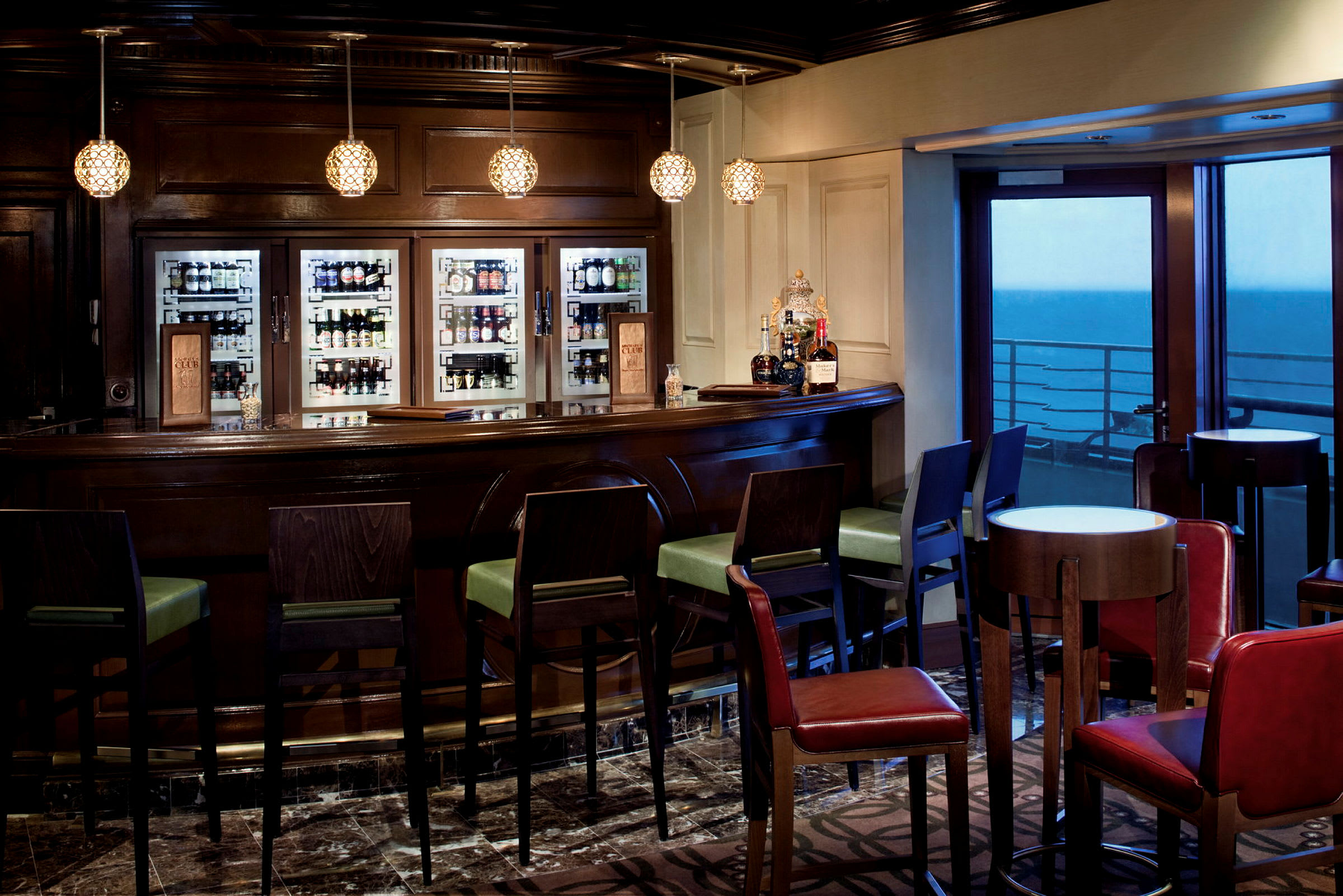 Hotelbar med træinteriør og havudsigt. (AI-genereret tekst)