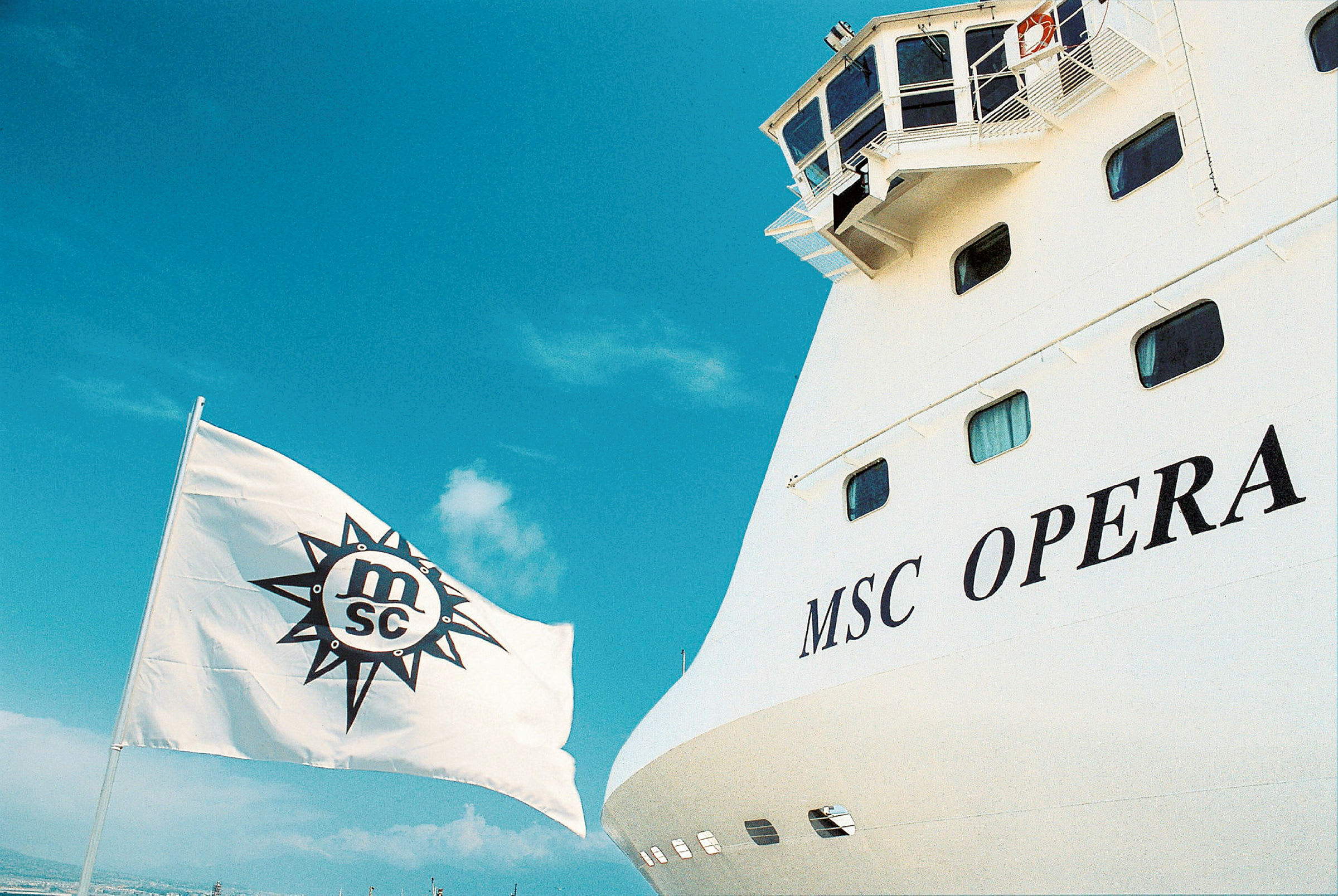 Billede af fartøjet MSC Opera med dets navn tydeligt vist samt et hvidt flag med MSC-logoet hejst. (AI-genereret tekst)