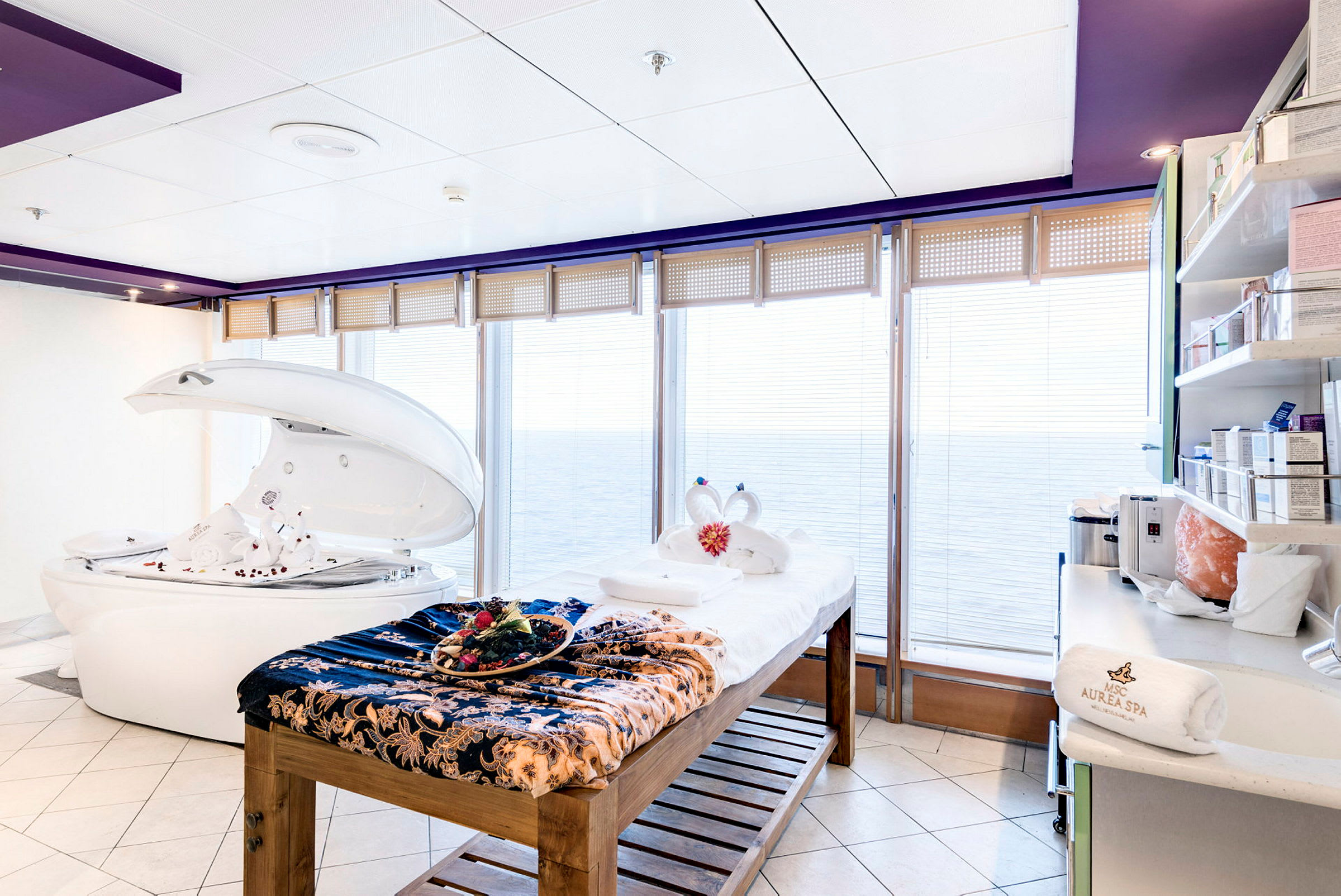 Massagebord og afslapningsudstyr i en spa med havudsigt. (AI-genereret tekst)