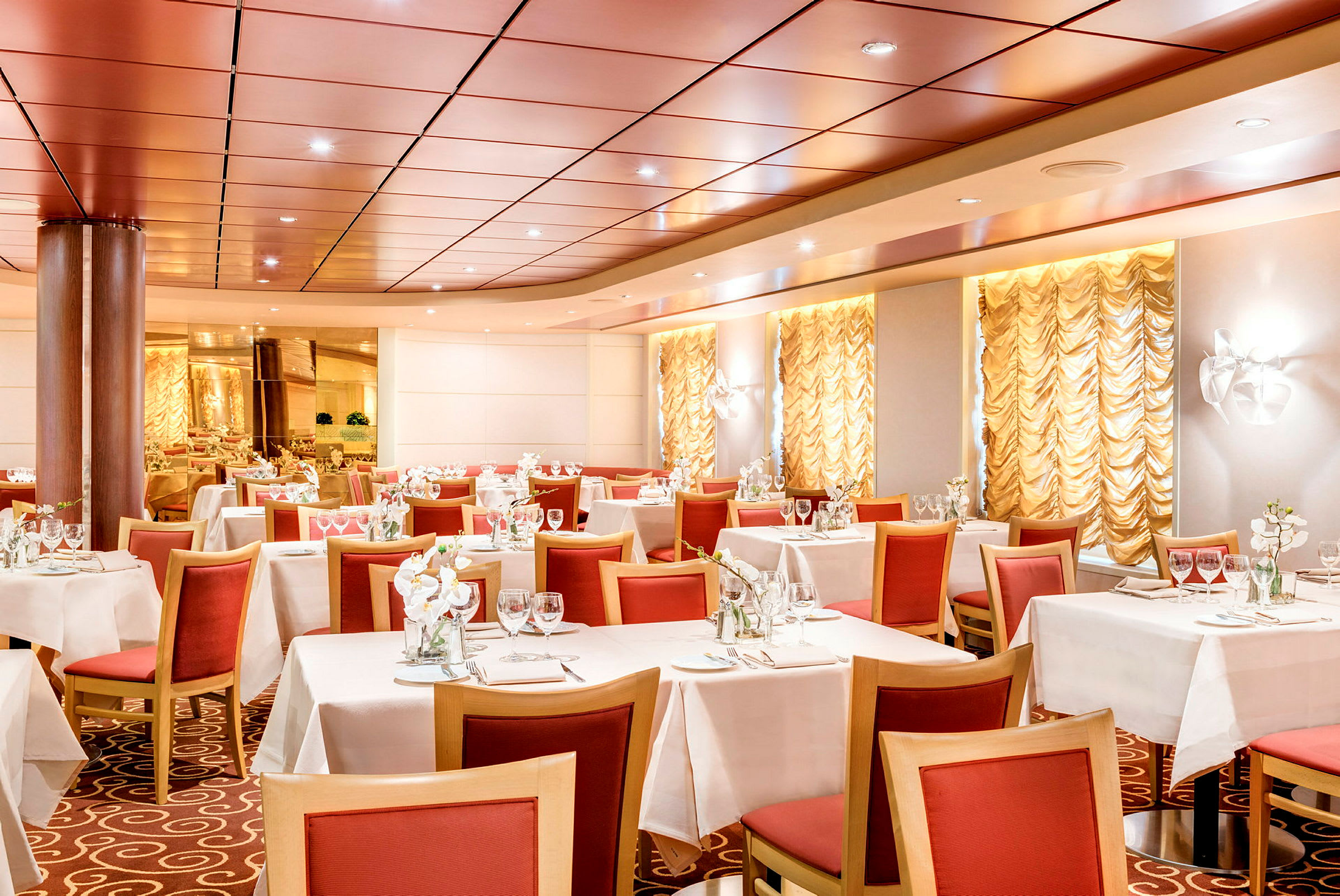 Restaurant med dækkede borde og røde stole, indrettet med gyldne gardiner. (AI-genereret tekst)