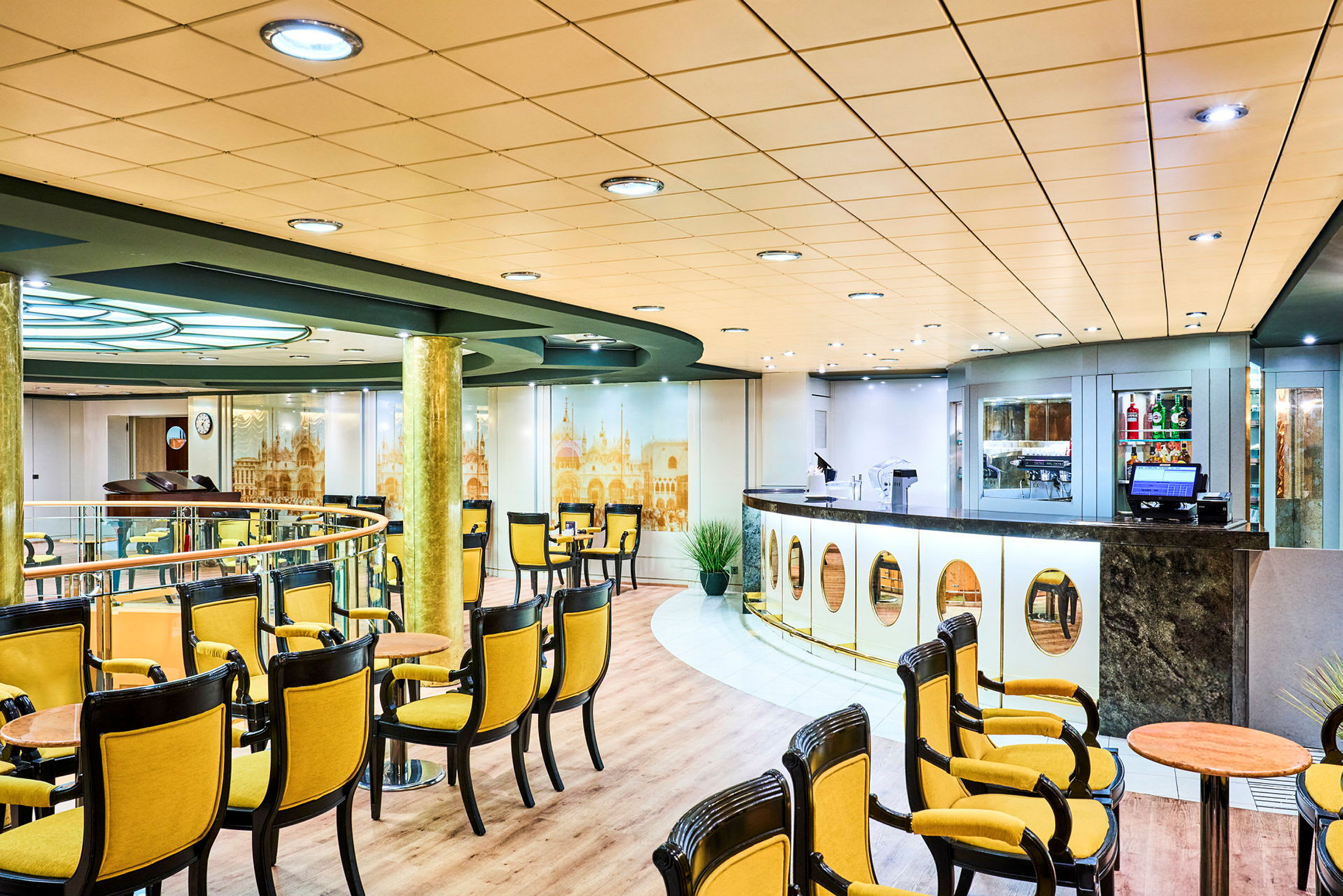 Interiør af en elegant lokation med gule og sorte stole samt en servicebar. (AI-genereret tekst)