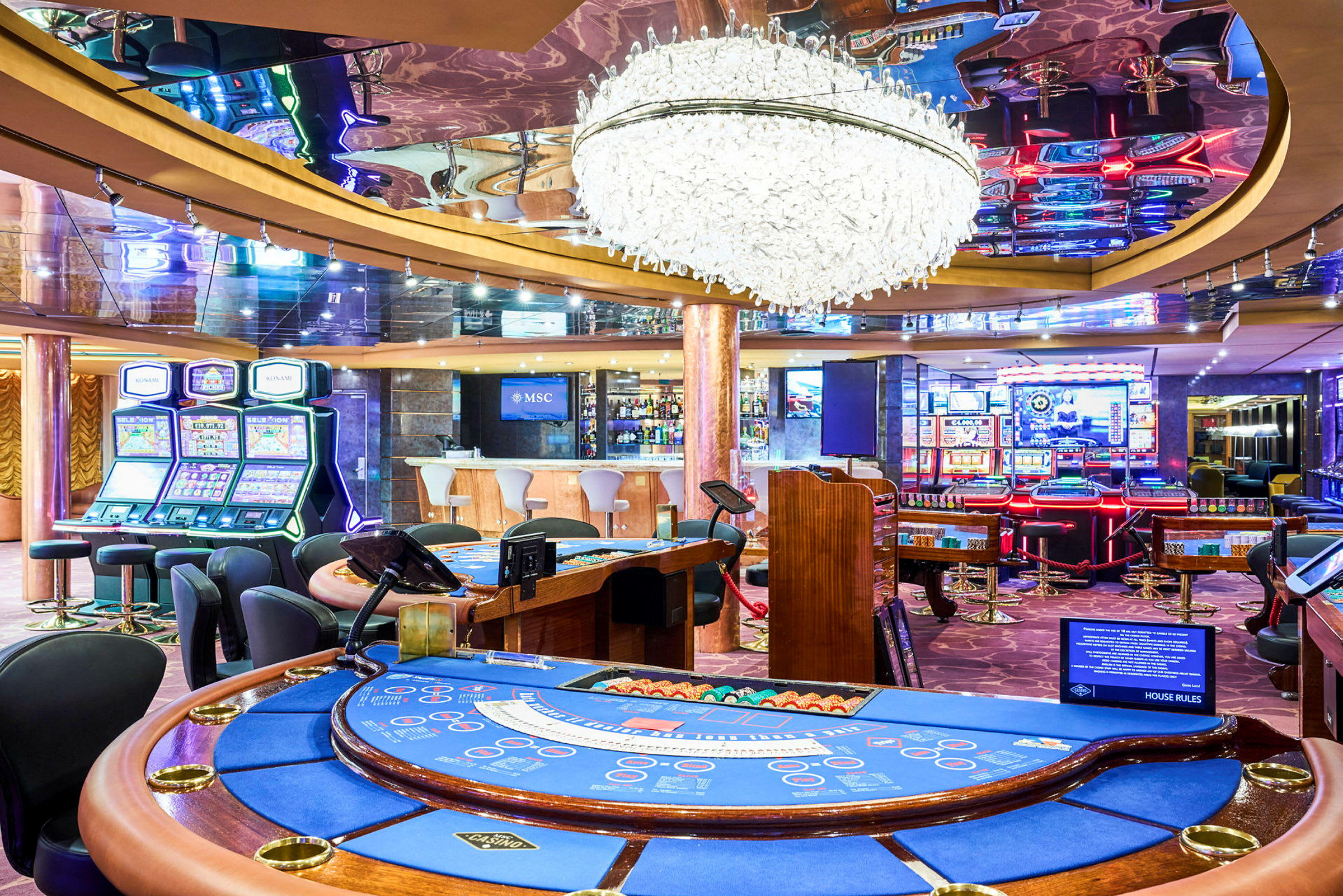 Et casinorum med blackjackborde, spilleautomat og bar. (AI-genereret tekst)