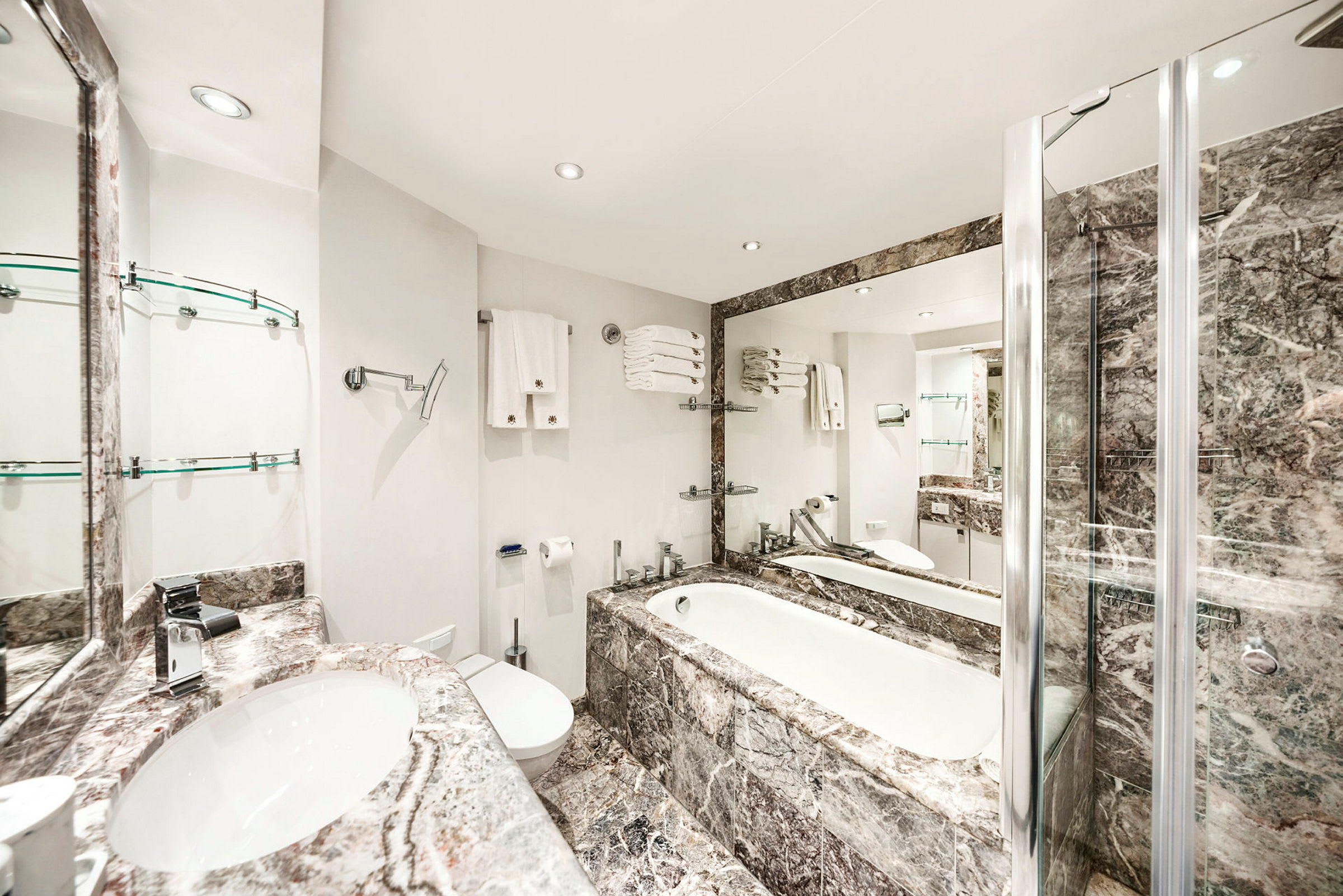 Deluxe Suite Yacht Club