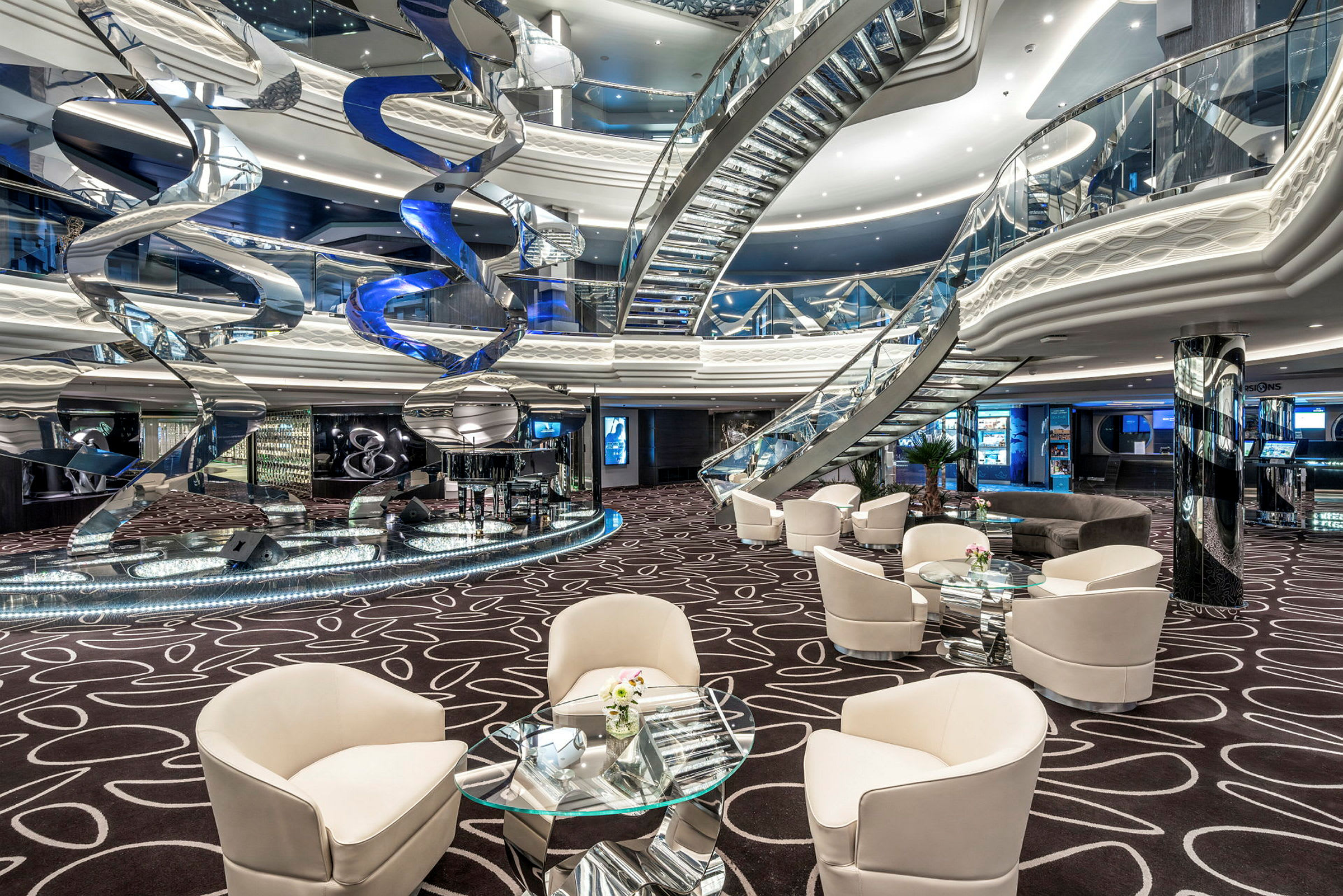 Interiør af en luksuriøs lounge med spiralformede trapper, moderne møbler og dekorative detaljer. (AI-genereret tekst)