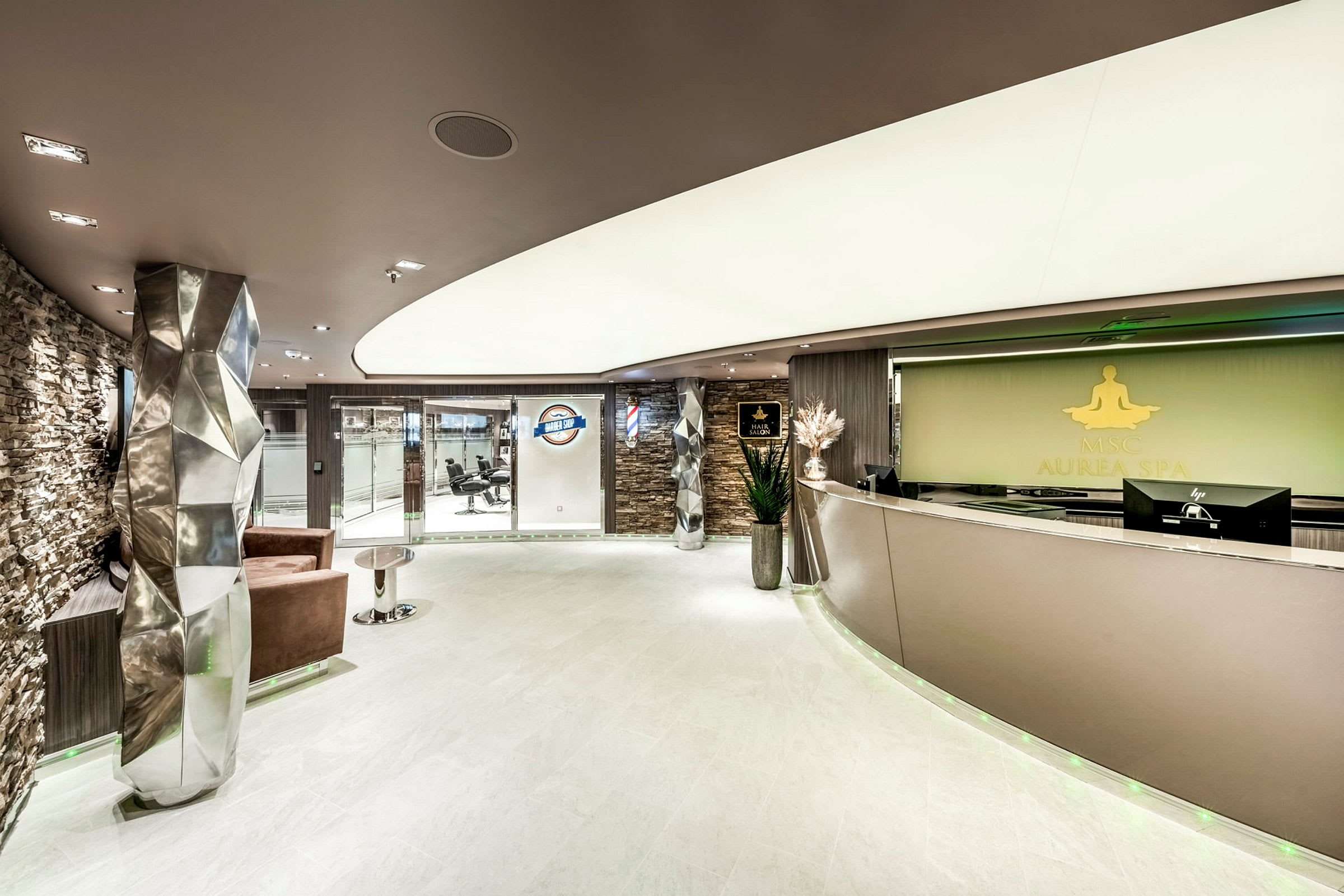 Reception med moderne indretning og MSC Aurea Spa-logo. (AI-genereret tekst)