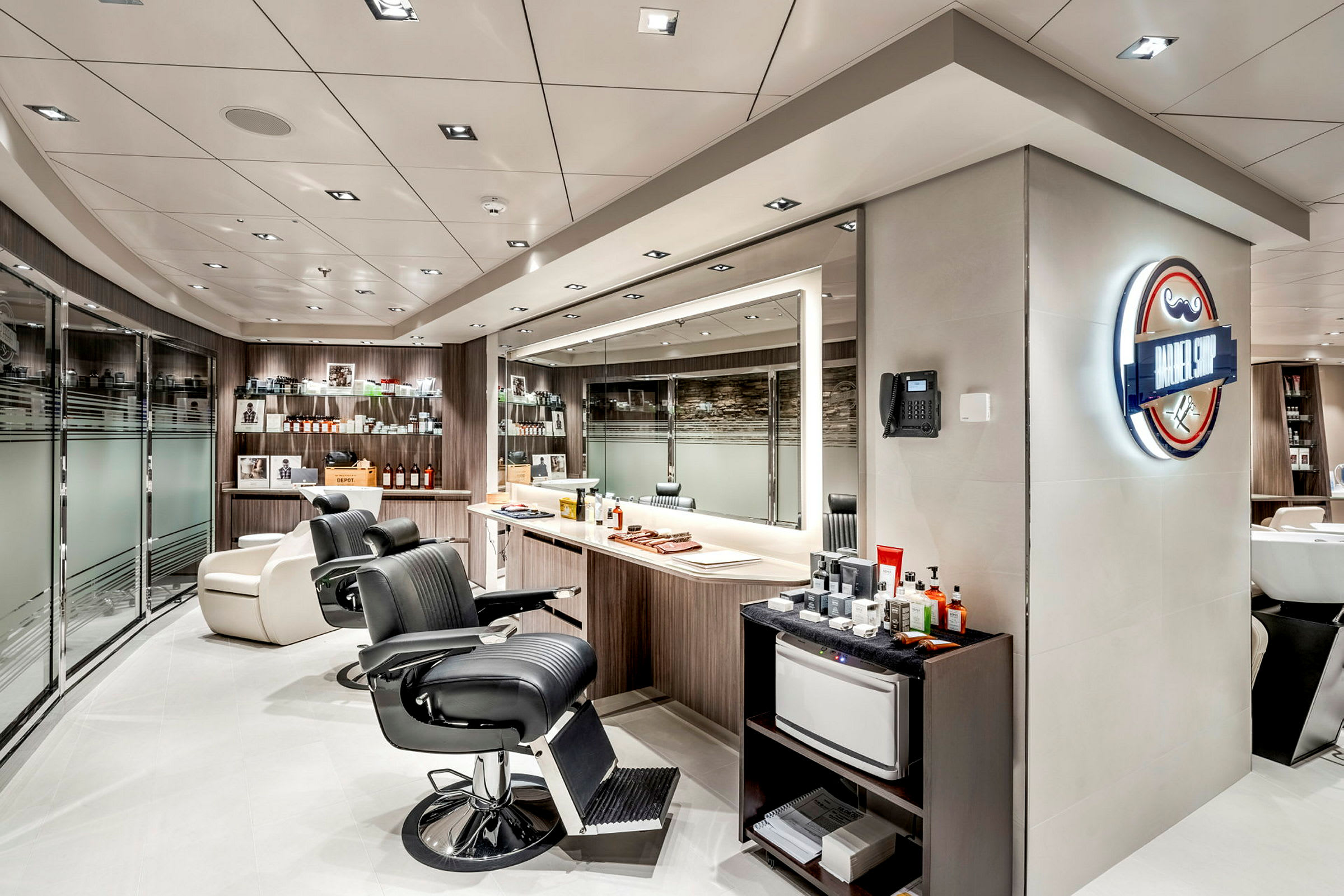 Billede af en moderne barbersalon med udstyr og spejle. (AI-genereret tekst)