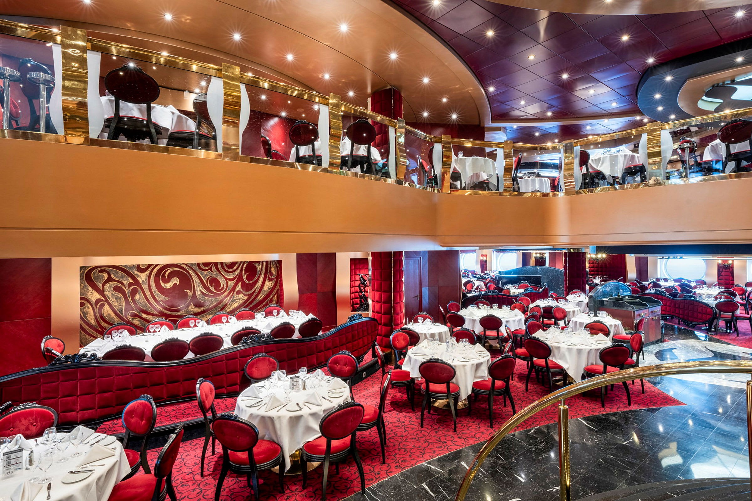 En moderne restaurant med røde stole og runde borde, dekoreret med smukke tekstiler og detaljer. (AI-genereret tekst)