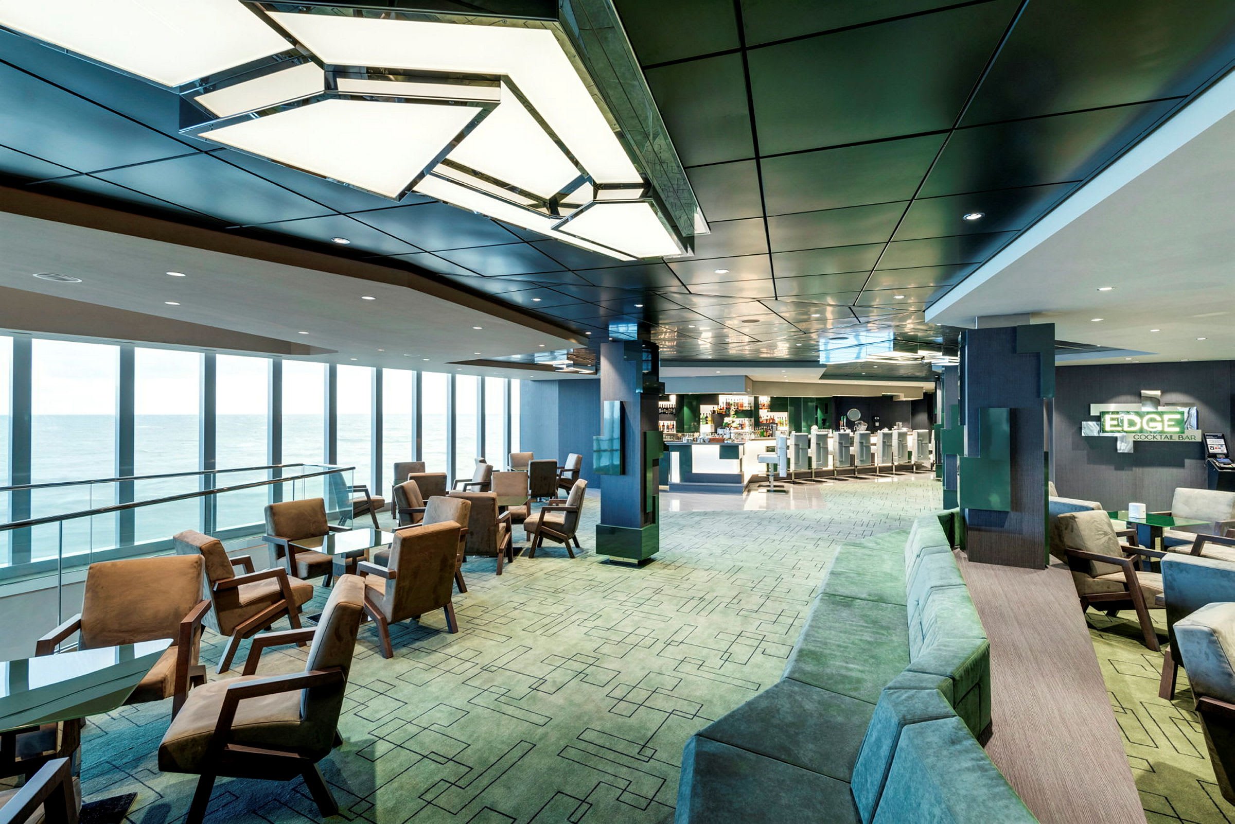 En elegant bar med siddepladser og stor vinduesudsigt mod havet. (AI-genereret tekst)