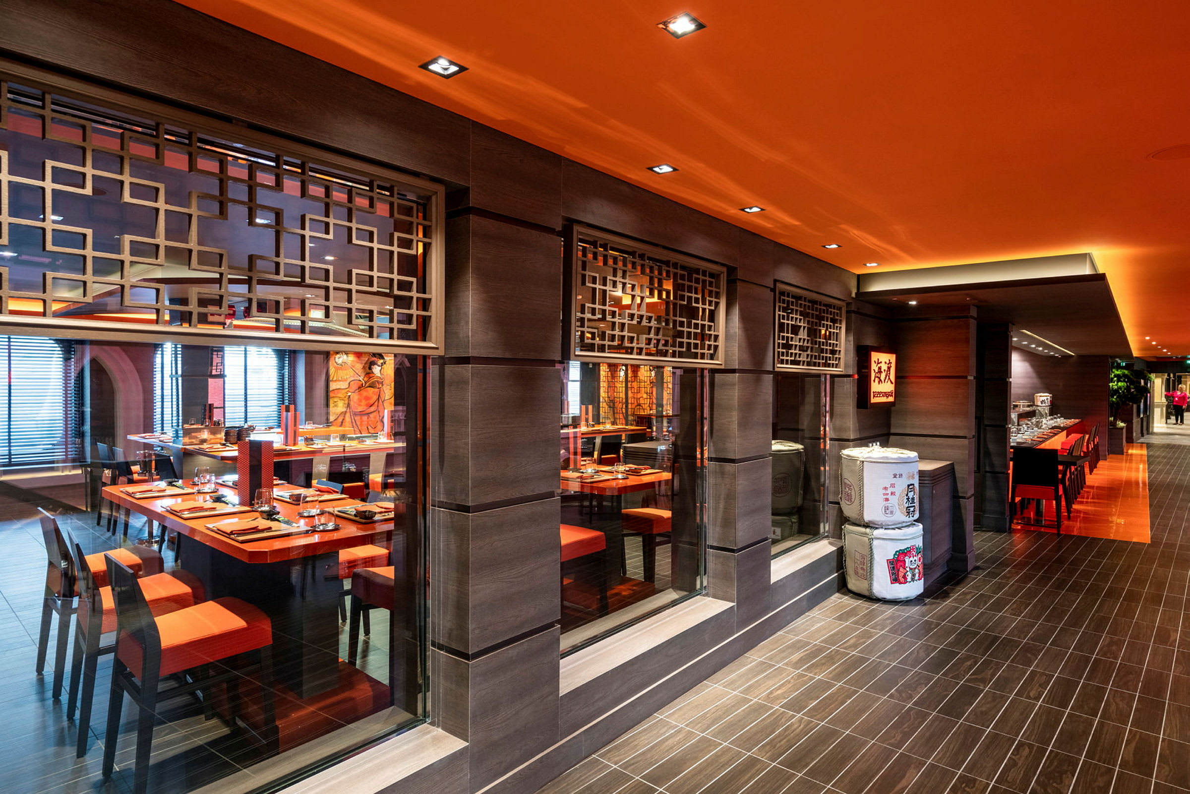 En elegant restaurant med trædetaljer og orange interiør. (AI-genereret tekst)