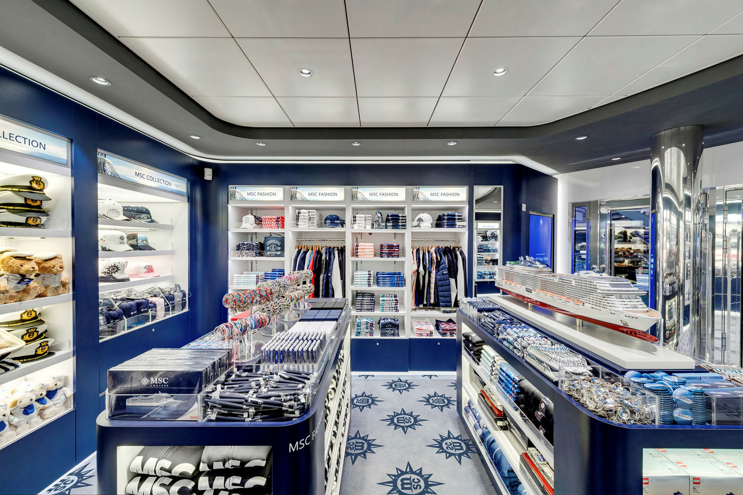 En butik med MSC Cruise-produkter, herunder tøj, modelskibe og tilbehør. (AI-genereret tekst)
