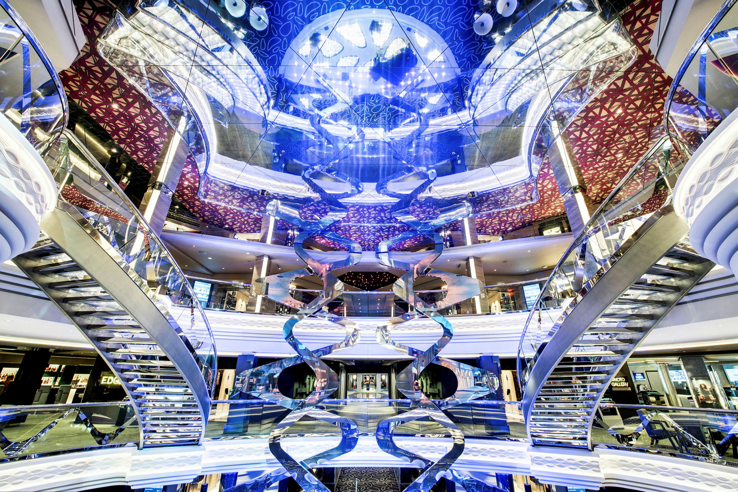 Interiørudsigt af en moderne bygning med glitrende detaljer og futuristisk design. (AI-genereret tekst)