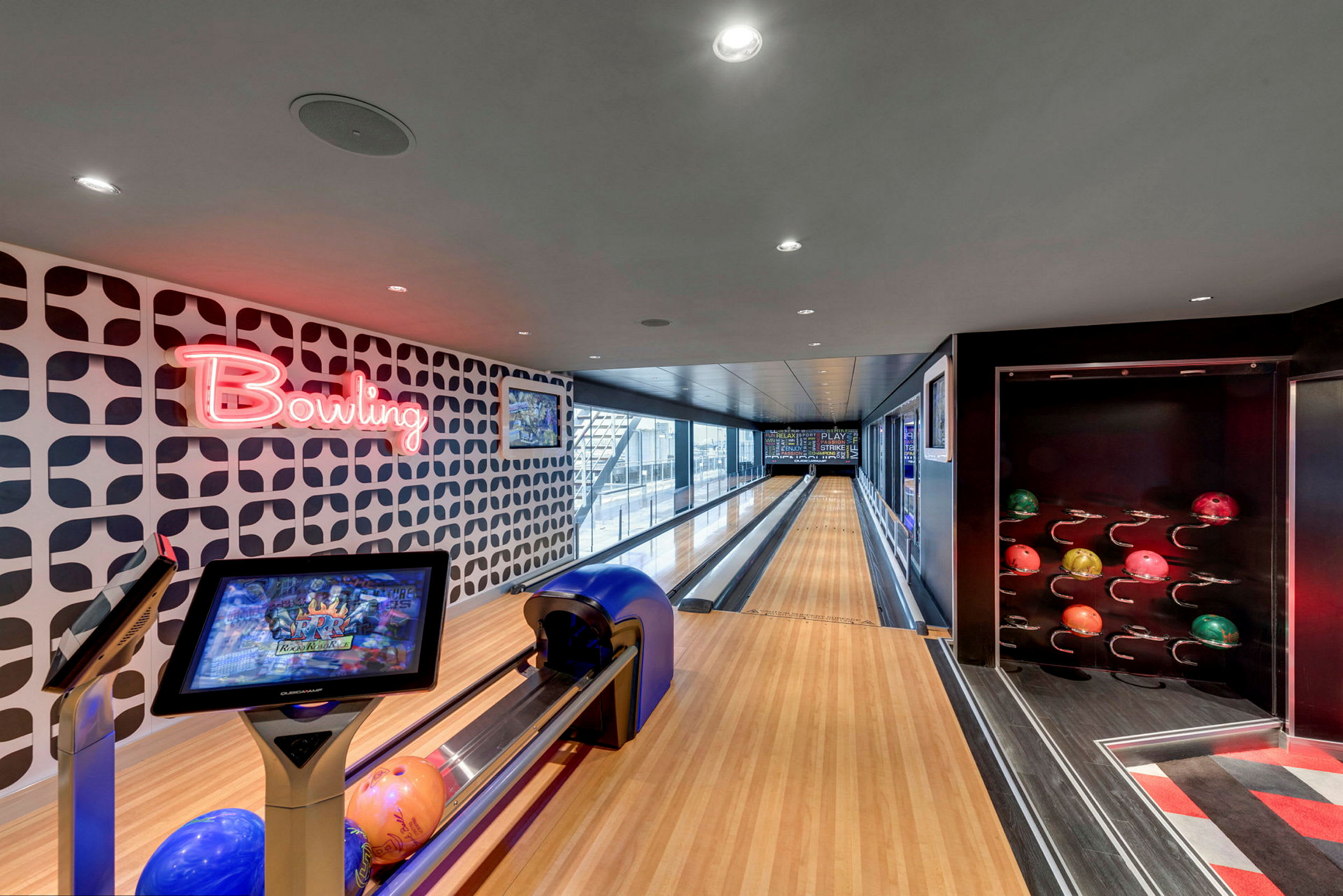 En indvendig af en bowlinghal med baner og farverige bowlingkugler. (AI-genereret tekst)