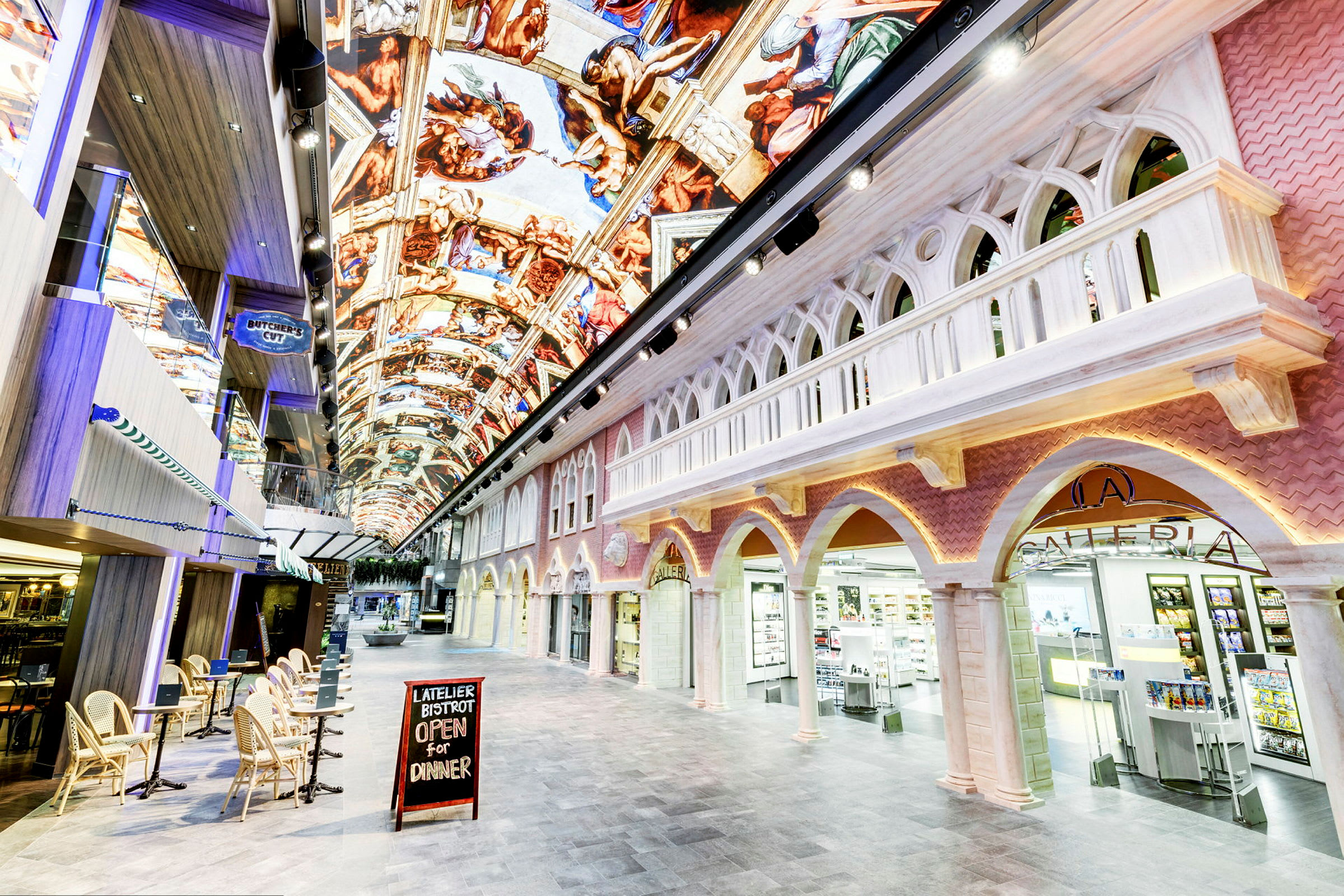 En indkøbscenterpassage med spisesteder, butikker og et dekorativt loft med kunstneriske malerier. (AI-genereret tekst)