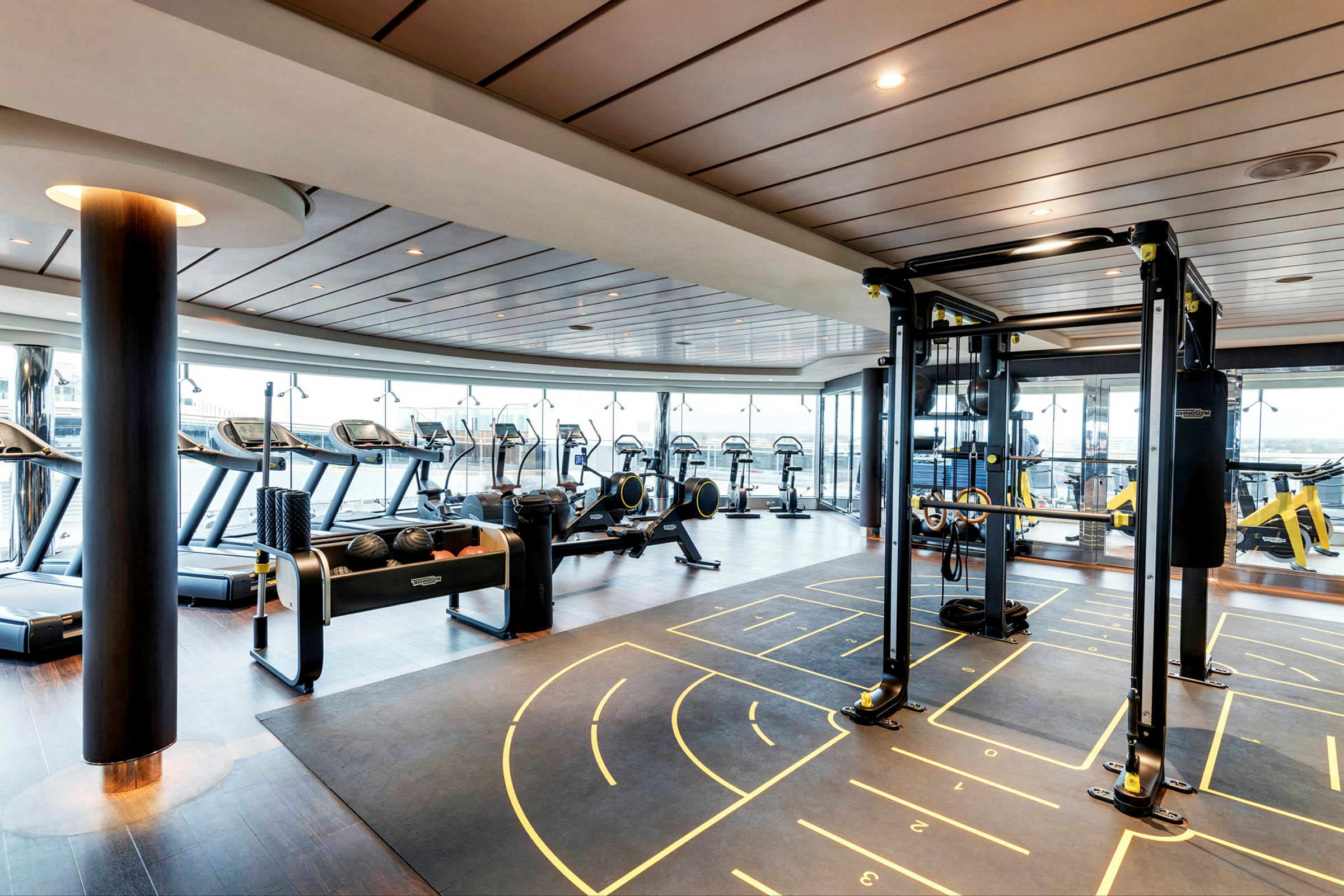 Billede af et moderne fitnesscenter med træningsmaskiner og udstyr. (AI-genereret tekst)