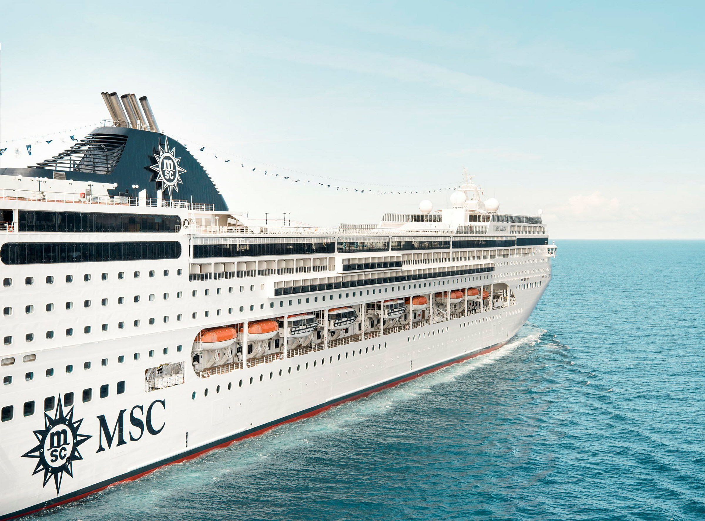 Et krydstogtskib fra MSC på havet. (AI-genereret tekst)