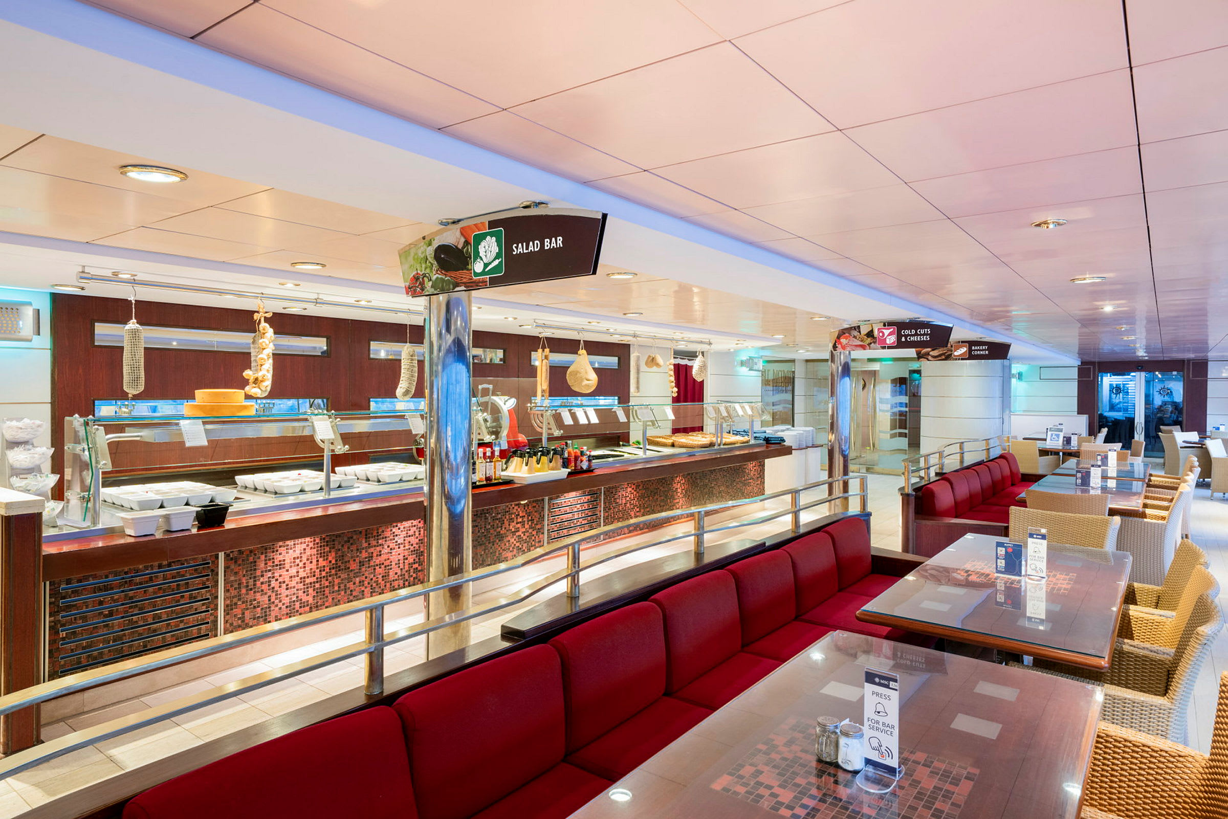 Billede af en restaurant med salatbar og røde siddepladser. (AI-genereret tekst)