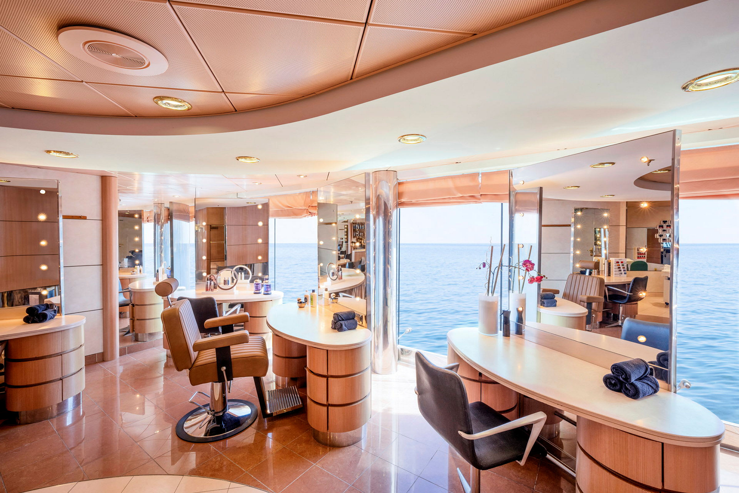Interiør af en frisørsalon med vinduer mod havet. (AI-genereret tekst)