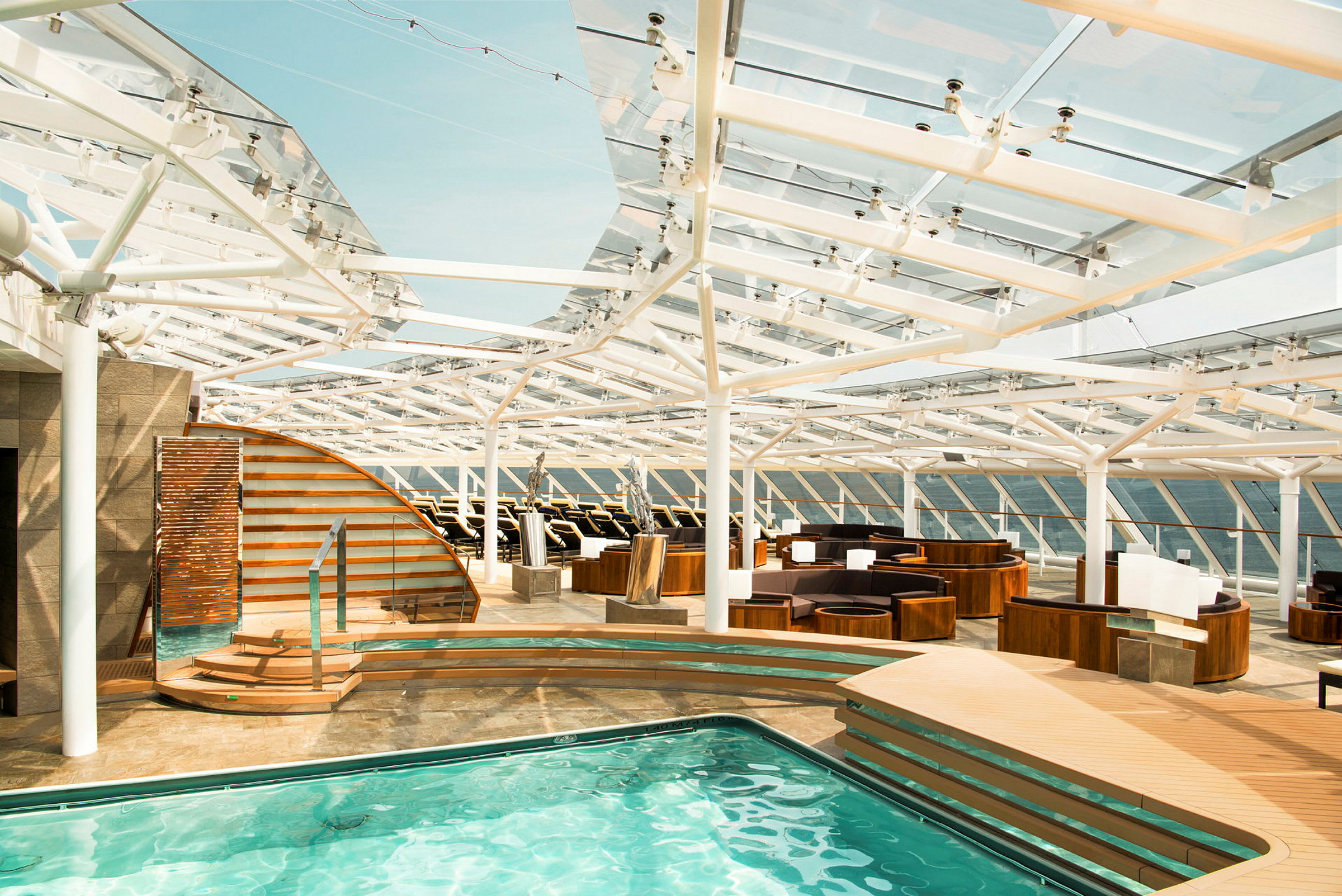 En pool med siddepladser og en moderne arkitektonisk tagstruktur. (AI-genereret tekst)