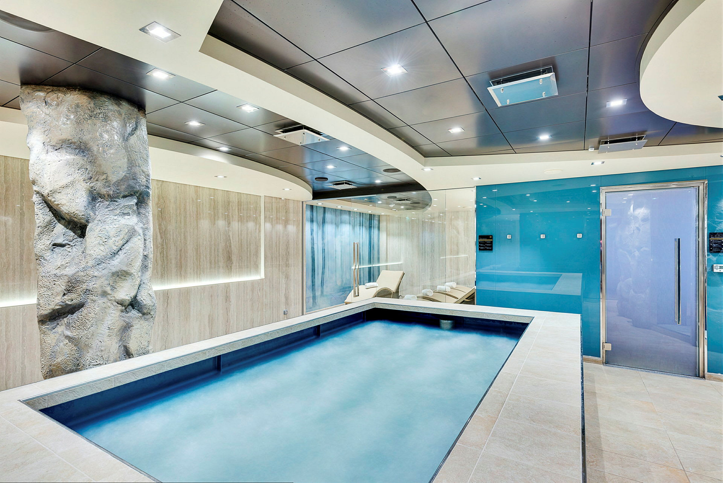 En indendørs pool i et moderne spa-område. (AI-genereret tekst)