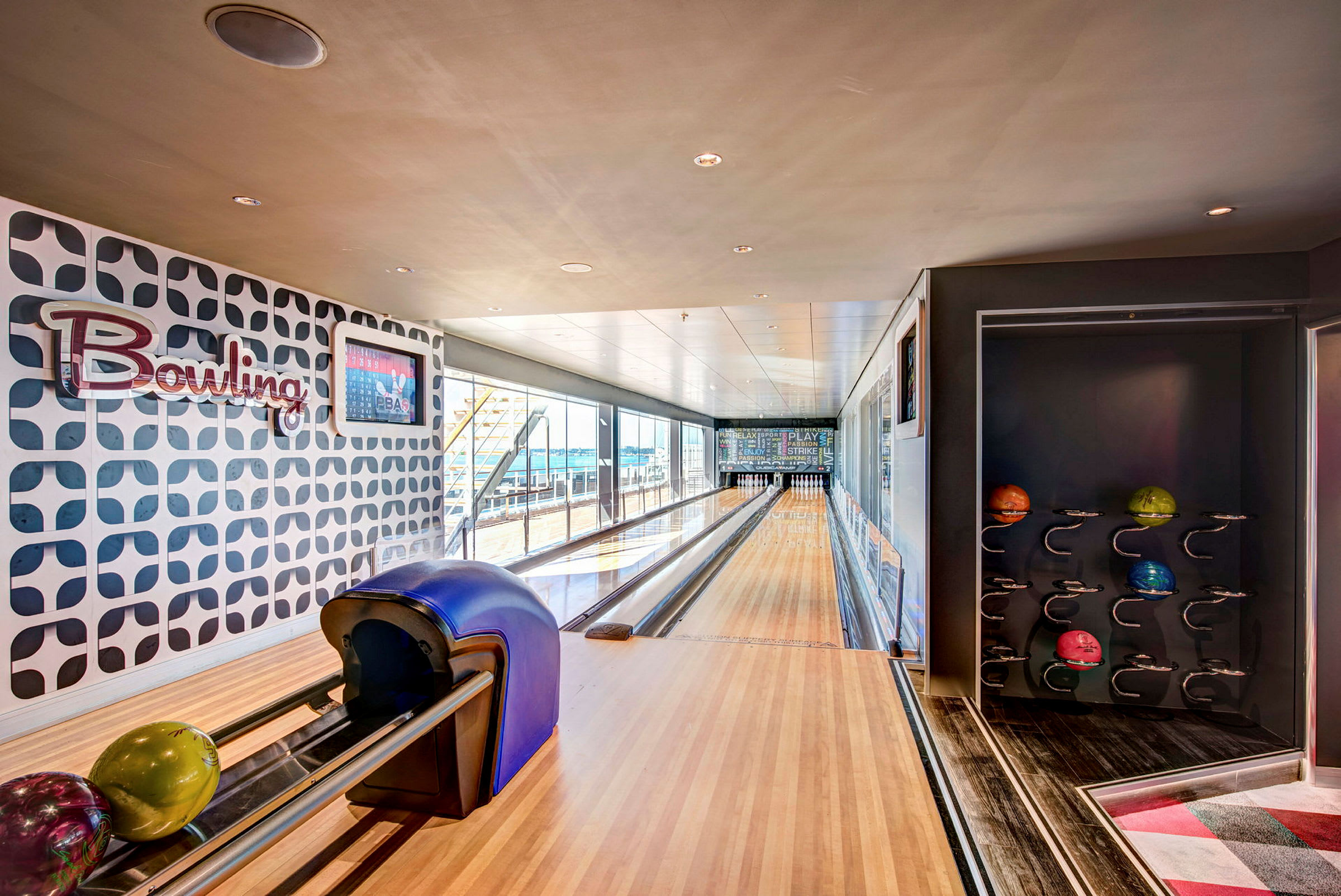 Bowlinghal med bane og kugleopbevaring. (AI-genereret tekst)