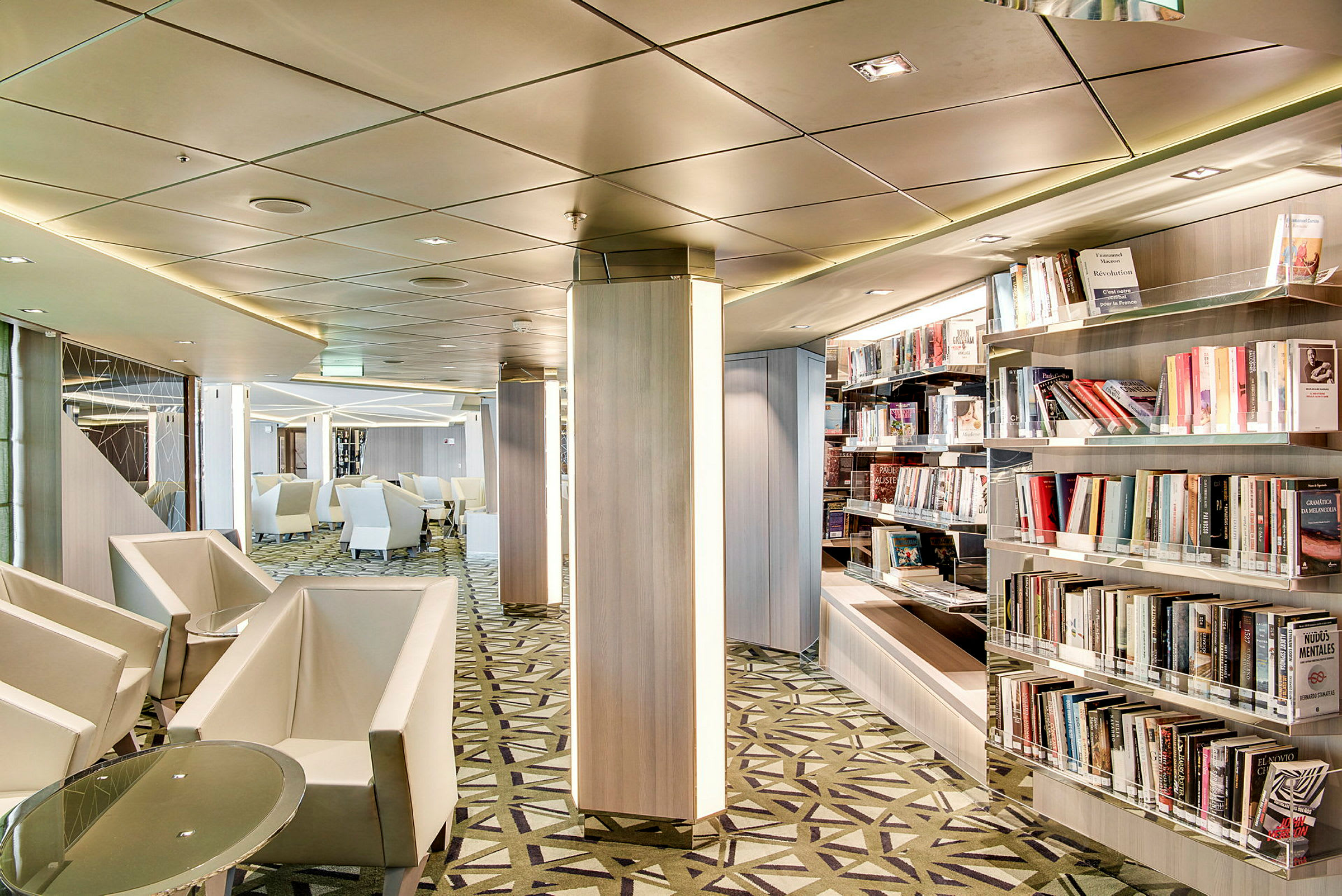 Moderne lounge med boghylder og siddepladser. (AI-genereret tekst)