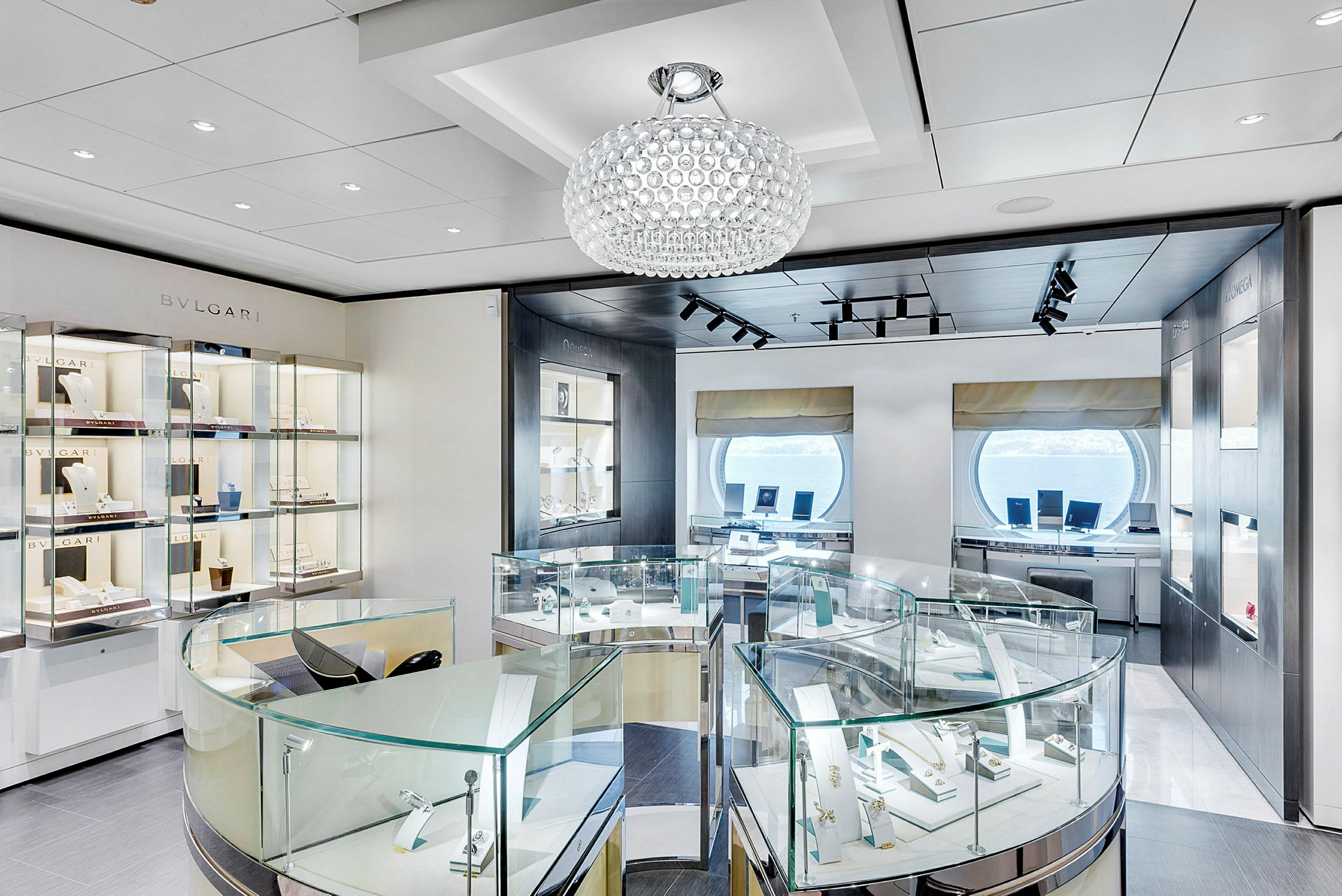 Interiør af en smykkebutik med udstillinger og glasdisplays. (AI-genereret tekst)